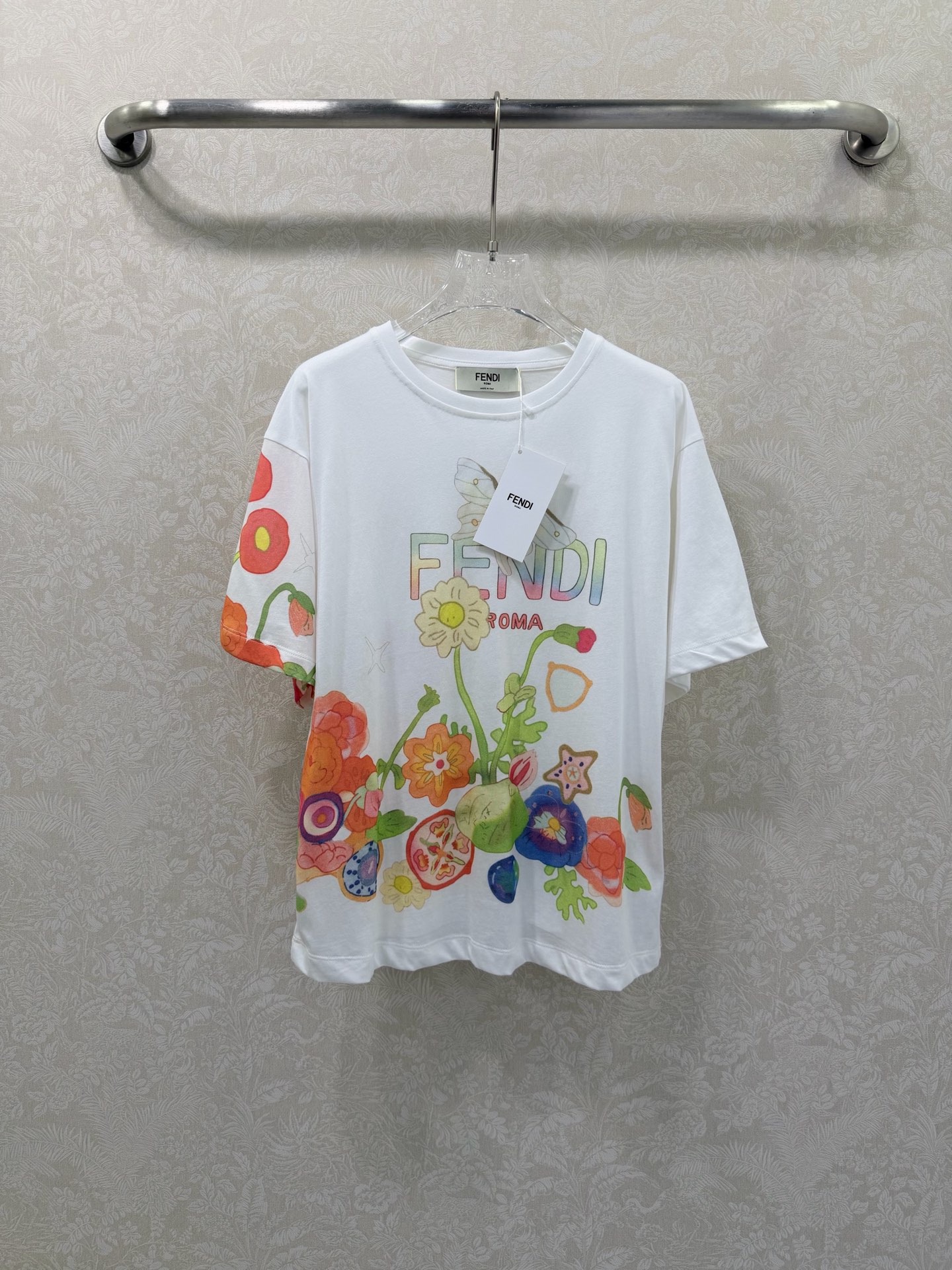 NO:721398,FEND*26FF new early spring short-sleeved T-shirt, positioning flower logo printing, romantic spring and summer vacation style, light cotton fabric, soft and comfortable texture, fashionable essential item to unlock all outfits!  Look for our quality!  Classic items are fashionable and high-end!  The classic loose fit is versatile and easy to wear!  Highly recommended for self-retention. Single color code 3 SMLB, Fendi-clothing, fendi, fendi, T-shirt, tees, t-shirt,19860909FEND*26FF早春新品短袖T恤,定位花logo印花,浪漫春夏度假风轻盈纯棉面料质感柔软舒适,时髦精必备单品解锁所有穿搭！认准我家品质！经典单品时髦又高级！经典宽松版型百搭不挑人！强烈推荐自留款.单色3码SMLB,芬迪-服装,fendi,fendi,T-shirt,tees，t-shirt,,Women's clothing