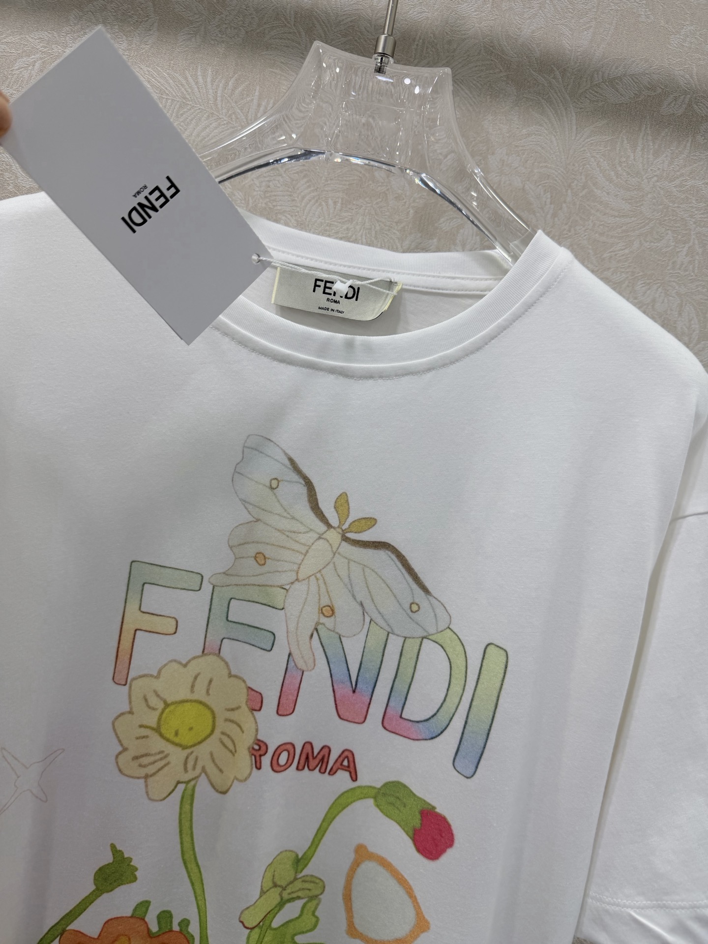 🔥🔥FEND*26FF早春新品短袖T恤，定位花㚏logo印花，浪漫春夏度假风轻盈纯棉面料质感柔软舒适，时