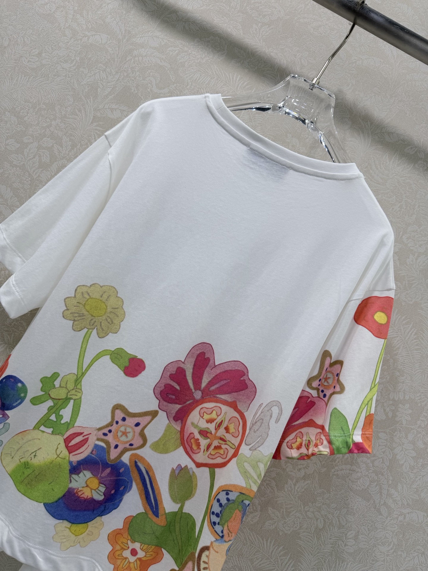 🔥🔥FEND*26FF早春新品短袖T恤，定位花㚏logo印花，浪漫春夏度假风轻盈纯棉面料质感柔软舒适，时