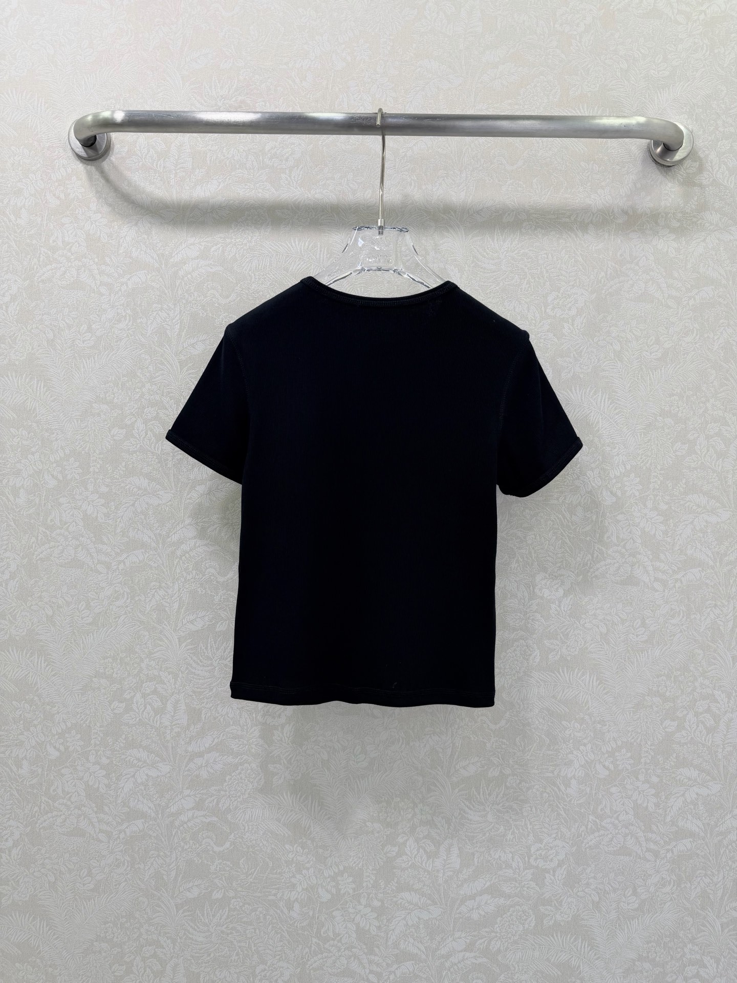 🔥🔥Dies*l 26Ss早春新款樱桃🍒印花短袖 T恤 软糯坑条针织面料贴合身形，短款剪裁利落勾勒腰线。