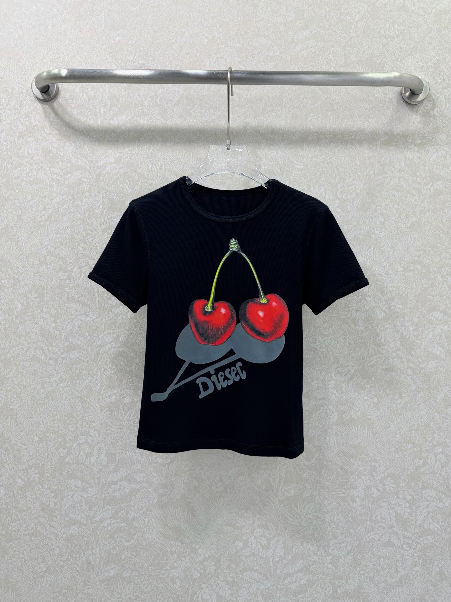 🔥🔥Dies*l 26Ss早春新款樱桃🍒印花短袖 T恤 软糯坑条针织面料贴合身形，短款剪裁利落勾勒腰线。