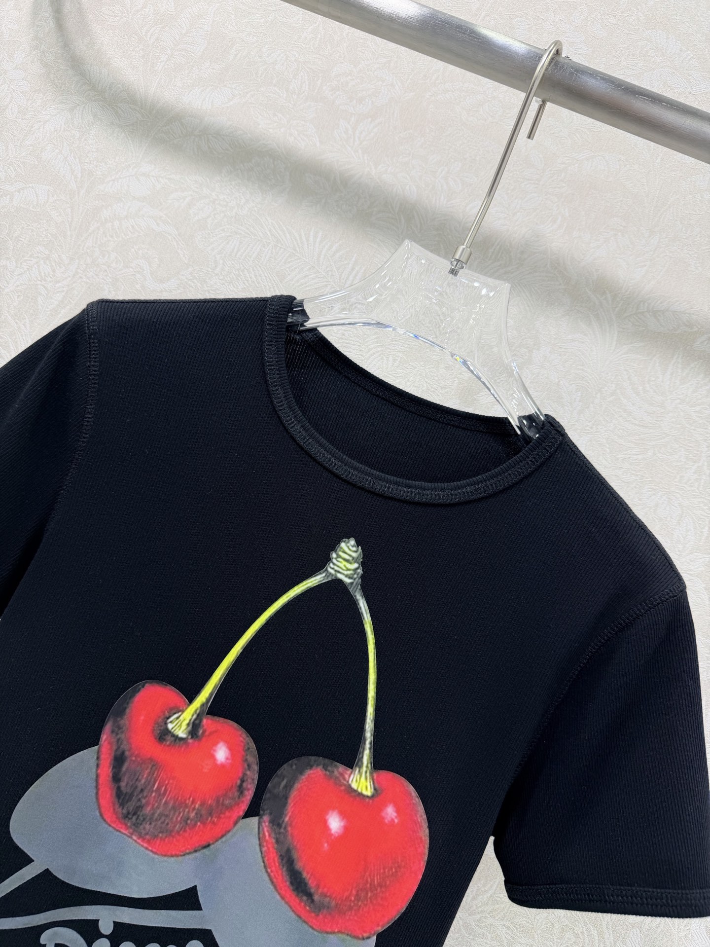 🔥🔥Dies*l 26Ss早春新款樱桃🍒印花短袖 T恤 软糯坑条针织面料贴合身形，短款剪裁利落勾勒腰线。