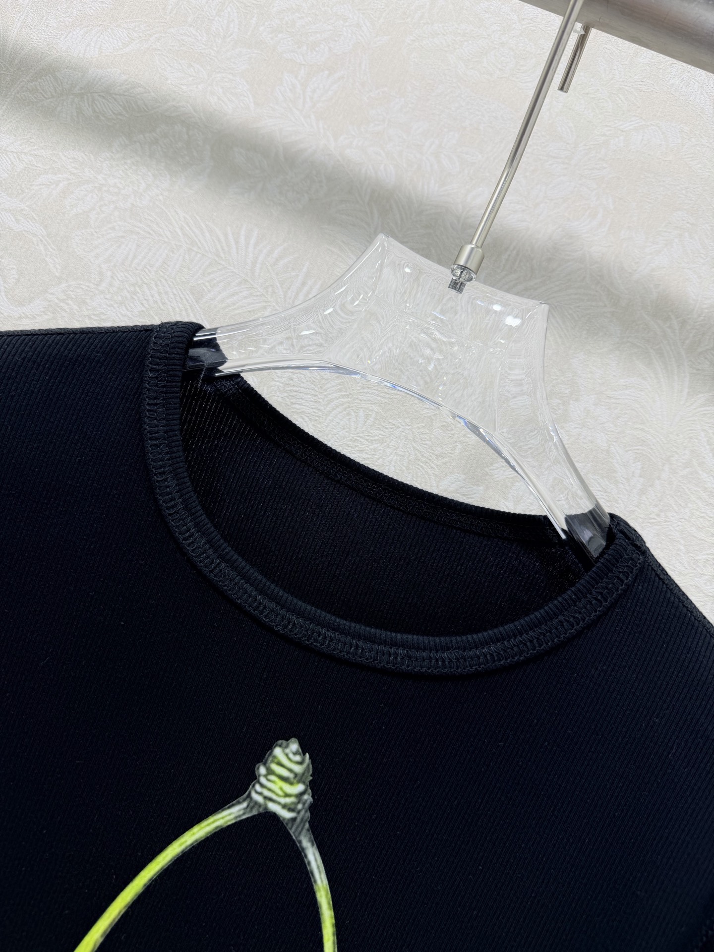 🔥🔥Dies*l 26Ss早春新款樱桃🍒印花短袖 T恤 软糯坑条针织面料贴合身形，短款剪裁利落勾勒腰线。