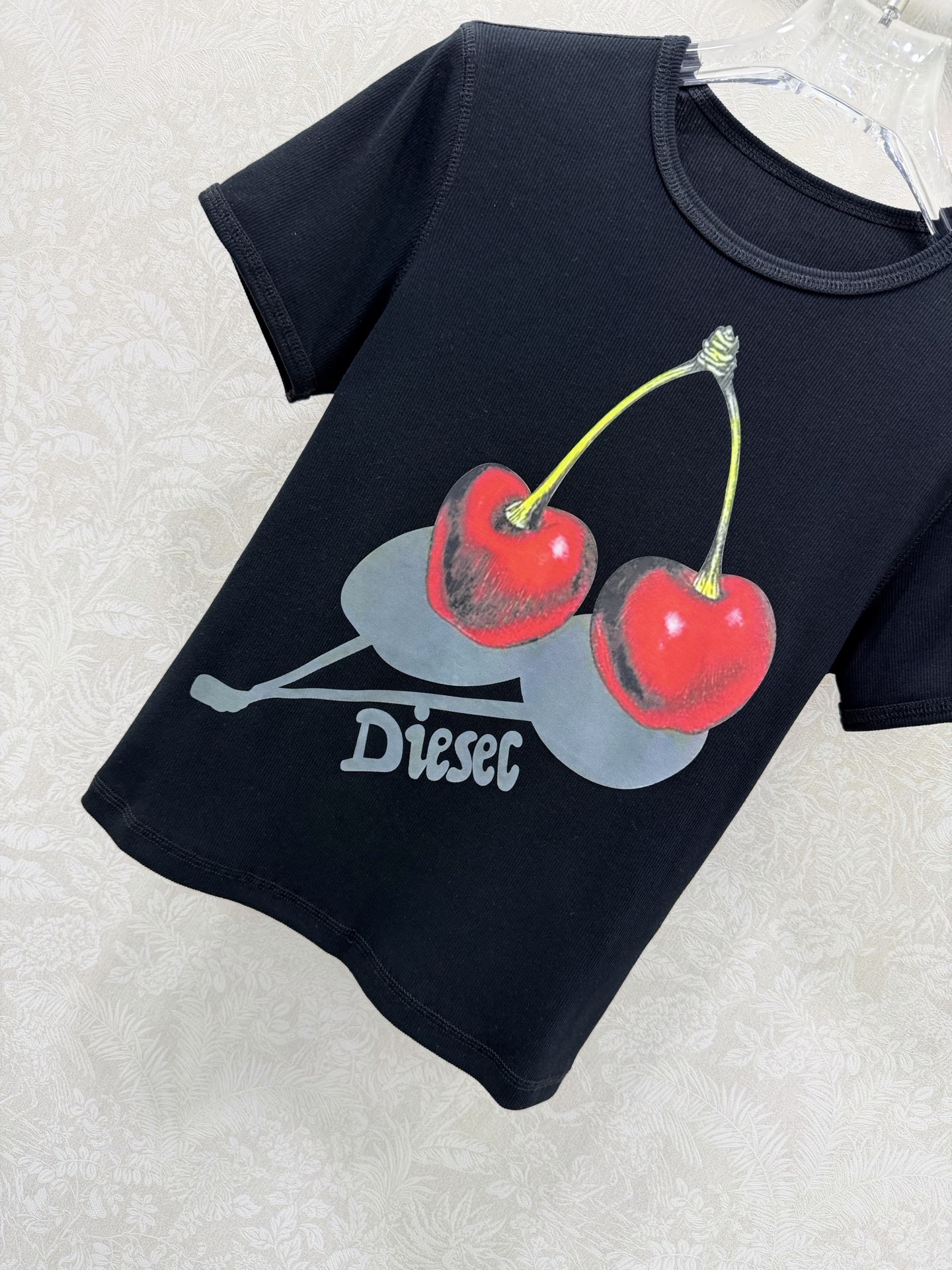 🔥🔥Dies*l 26Ss早春新款樱桃🍒印花短袖 T恤 软糯坑条针织面料贴合身形，短款剪裁利落勾勒腰线。