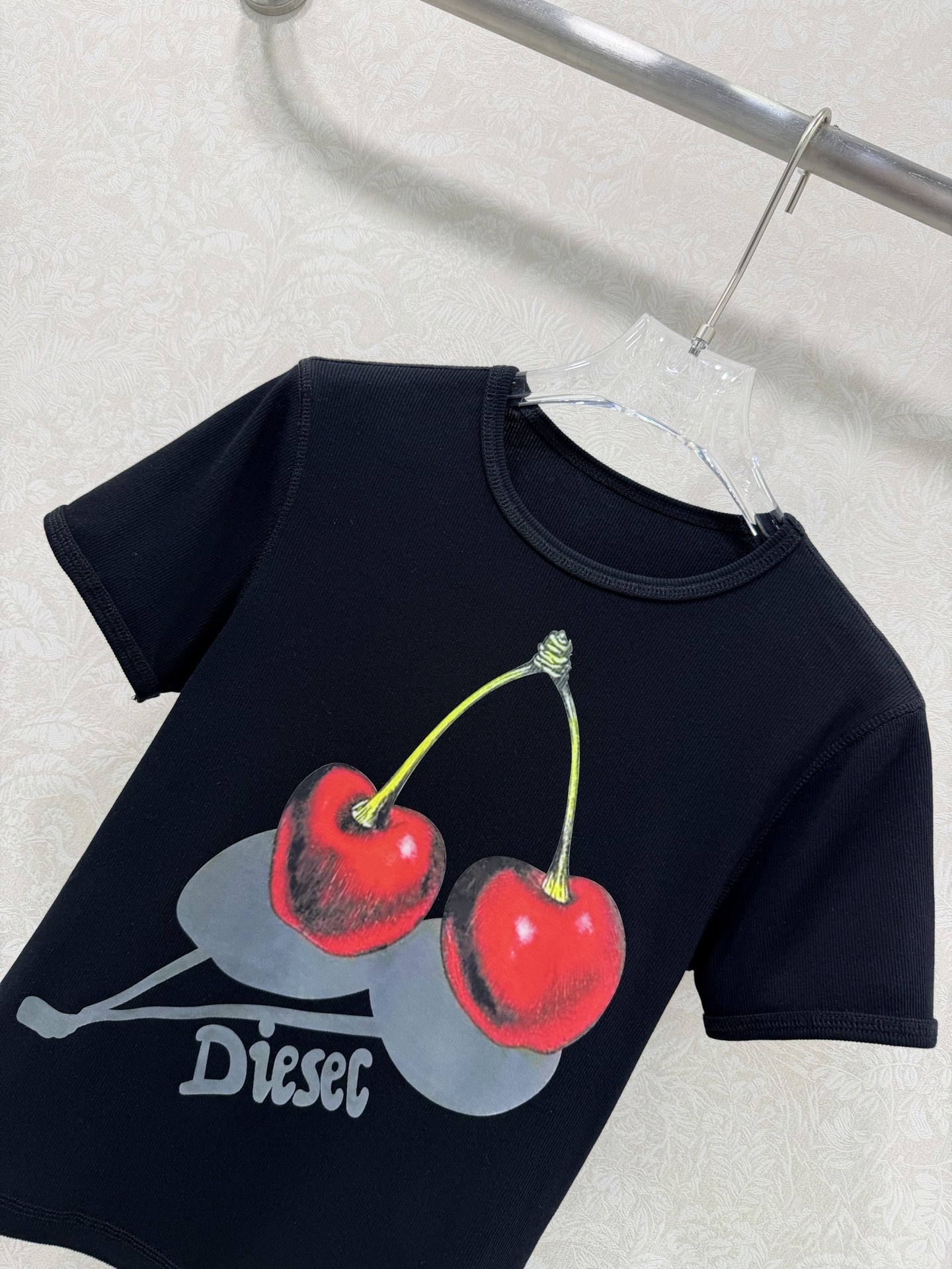 🔥🔥Dies*l 26Ss早春新款樱桃🍒印花短袖 T恤 软糯坑条针织面料贴合身形，短款剪裁利落勾勒腰线。