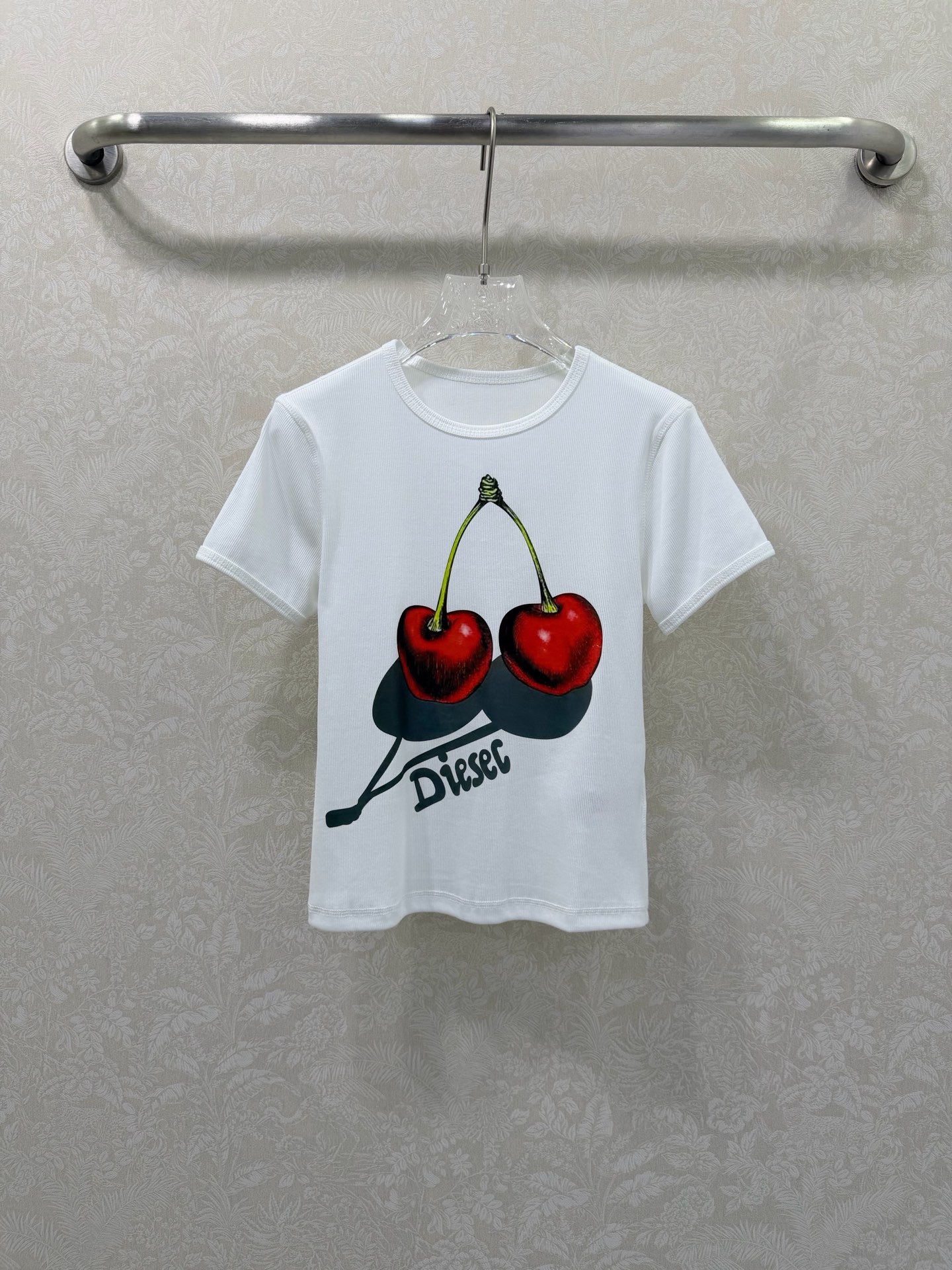 NO:721404,Dies*l 26Ss early spring new cherry print short-sleeved T-shirt. Soft glutinous pit strip knitted fabric fits the body shape, and the short cut neatly outlines the waistline. Gradient printing contrasts with the brand D logo, and the sweet girl style is cleverly blended with street style. You can wear it alone with jeans or layered to achieve the casual hot girl style in early spring. Ready for sale in 2 colors and 3 sizes SMLB, Dior-clothing, dior, T-shirt, tees, t-shirt,19860909Dies*l 26Ss早春新款樱桃印花短袖 T恤 软糯坑条针织面料贴合身形,短款剪裁利落勾勒腰线.渐变印花撞色品牌D标,甜妹风与街头感巧妙融合,单穿搭牛仔、叠穿配都能拿捏早春随性辣妹范.现货发售2色3码SMLB,迪奥-服装,dior,T-shirt,tees，t-shirt,,Women's clothing