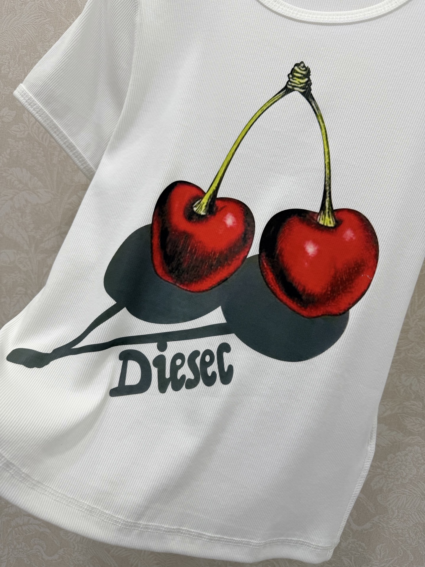 🔥🔥Dies*l 26Ss早春新款樱桃🍒印花短袖 T恤 软糯坑条针织面料贴合身形，短款剪裁利落勾勒腰线。