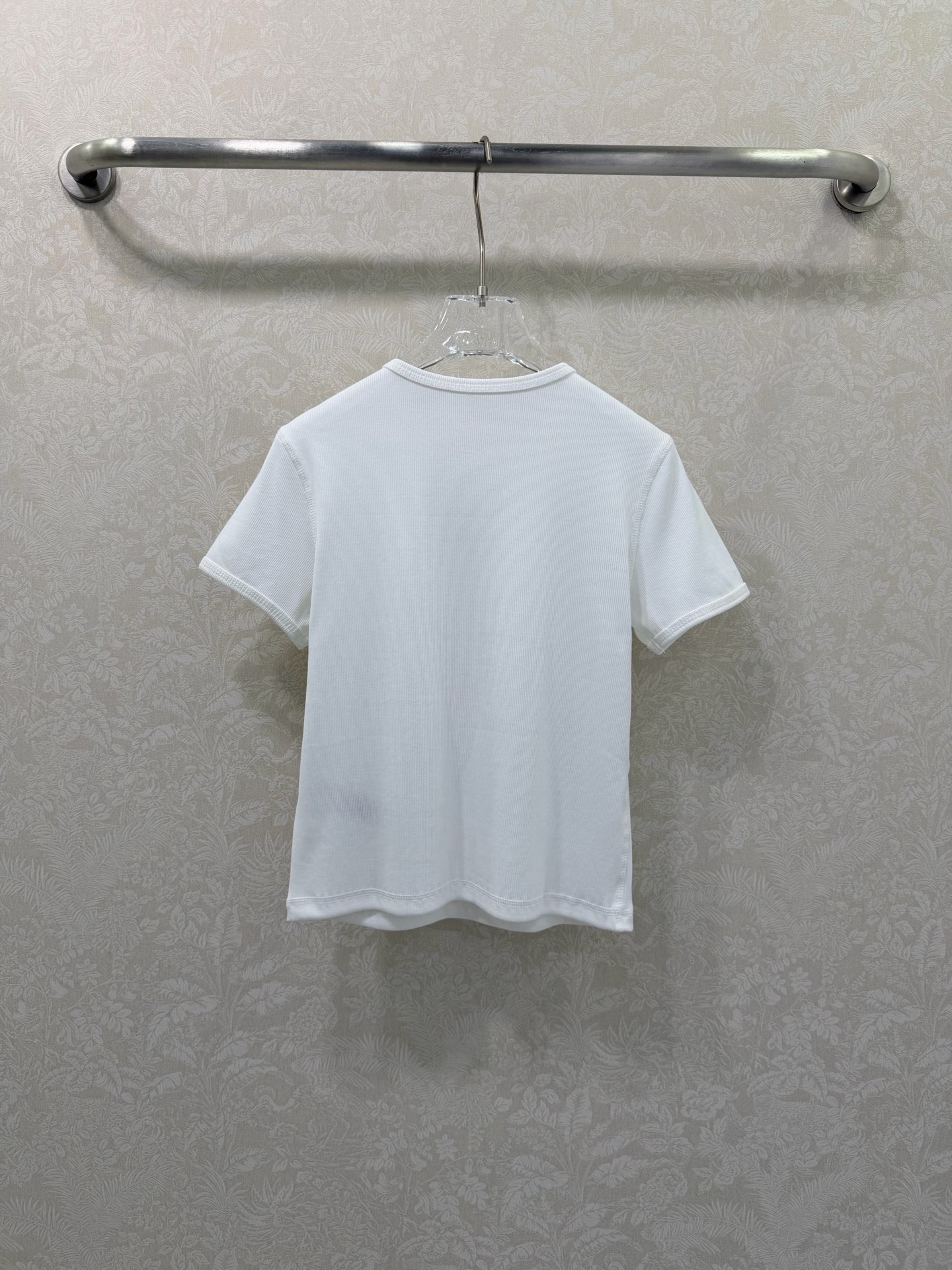 🔥🔥Dies*l 26Ss早春新款樱桃🍒印花短袖 T恤 软糯坑条针织面料贴合身形，短款剪裁利落勾勒腰线。