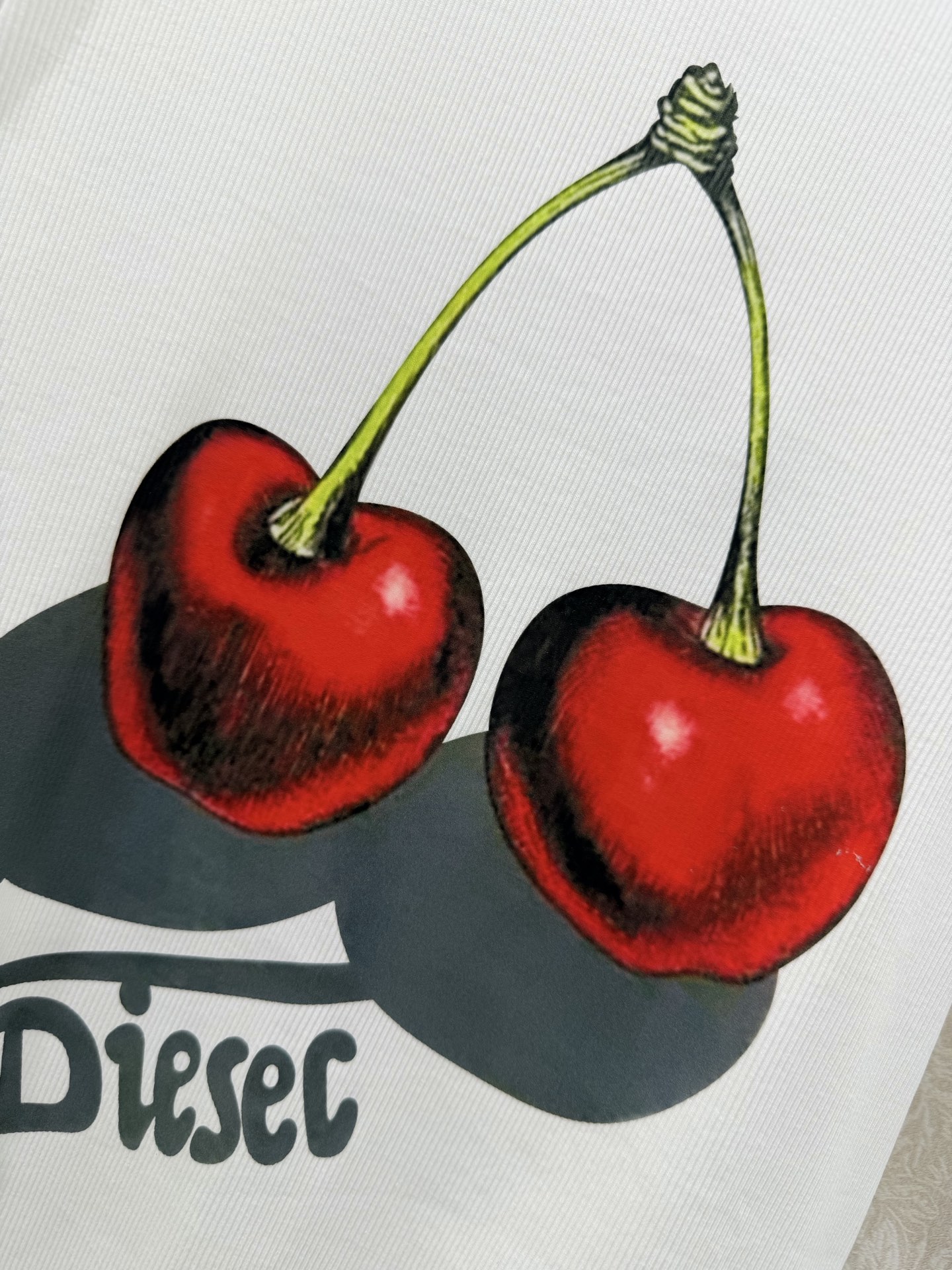 🔥🔥Dies*l 26Ss早春新款樱桃🍒印花短袖 T恤 软糯坑条针织面料贴合身形，短款剪裁利落勾勒腰线。