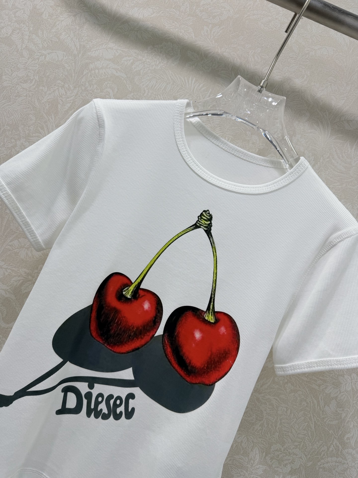 🔥🔥Dies*l 26Ss早春新款樱桃🍒印花短袖 T恤 软糯坑条针织面料贴合身形，短款剪裁利落勾勒腰线。