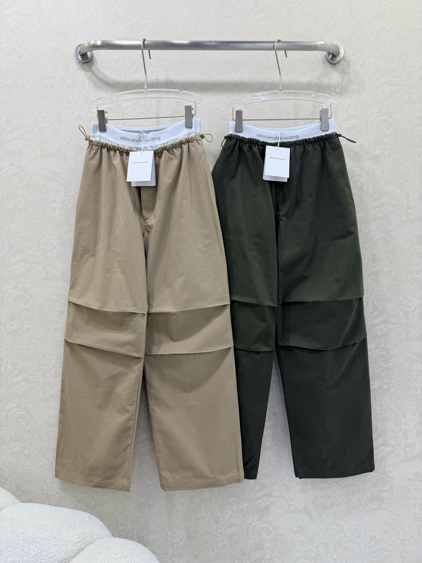 🔥🔥Alexand*r Wang 26Ss早春新款工装阔腿裤 撞色拼接 以标志性的白边撞色腰头点亮整体，