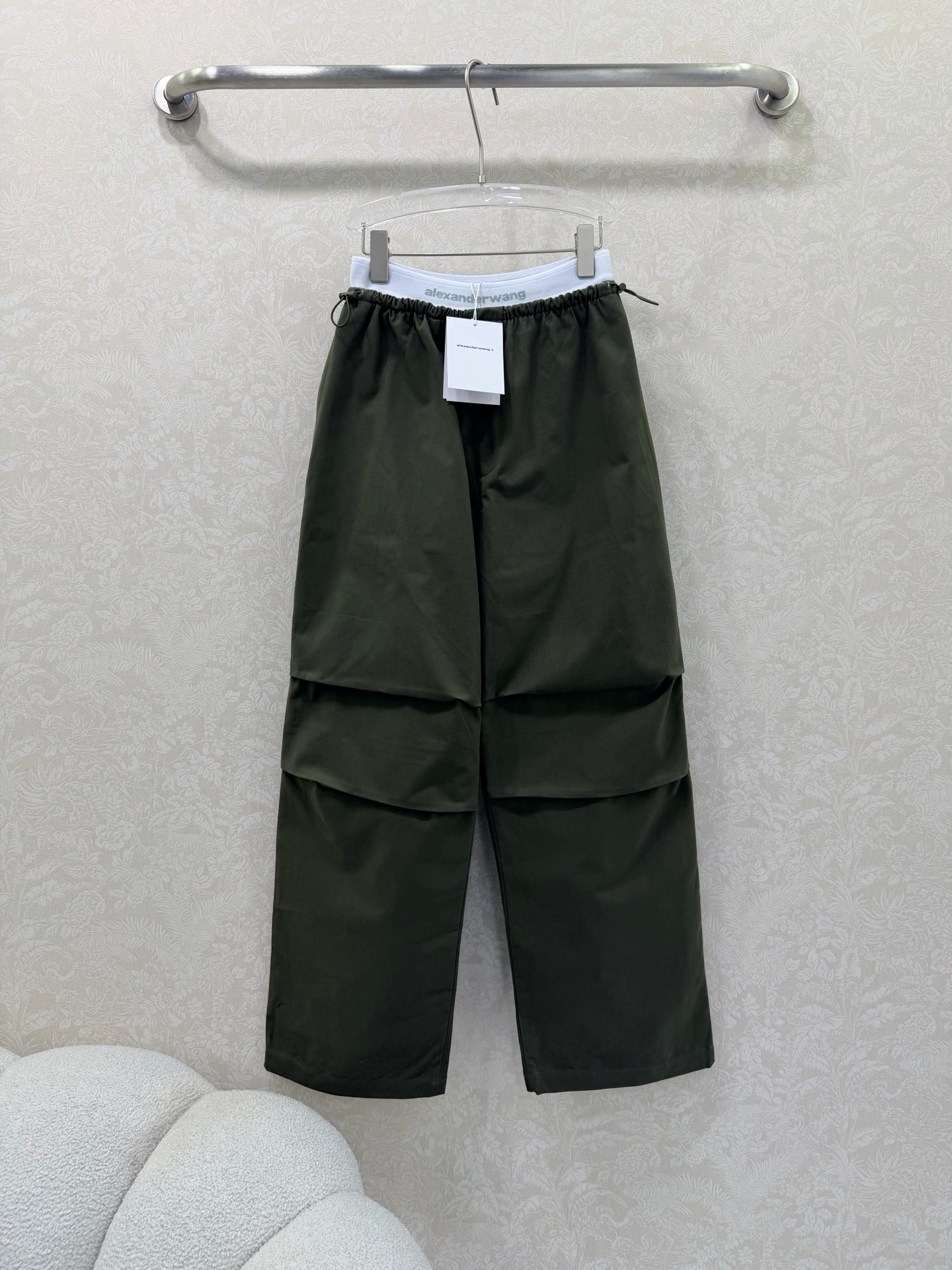 🔥🔥Alexand*r Wang 26Ss早春新款工装阔腿裤 撞色拼接 以标志性的白边撞色腰头点亮整体，