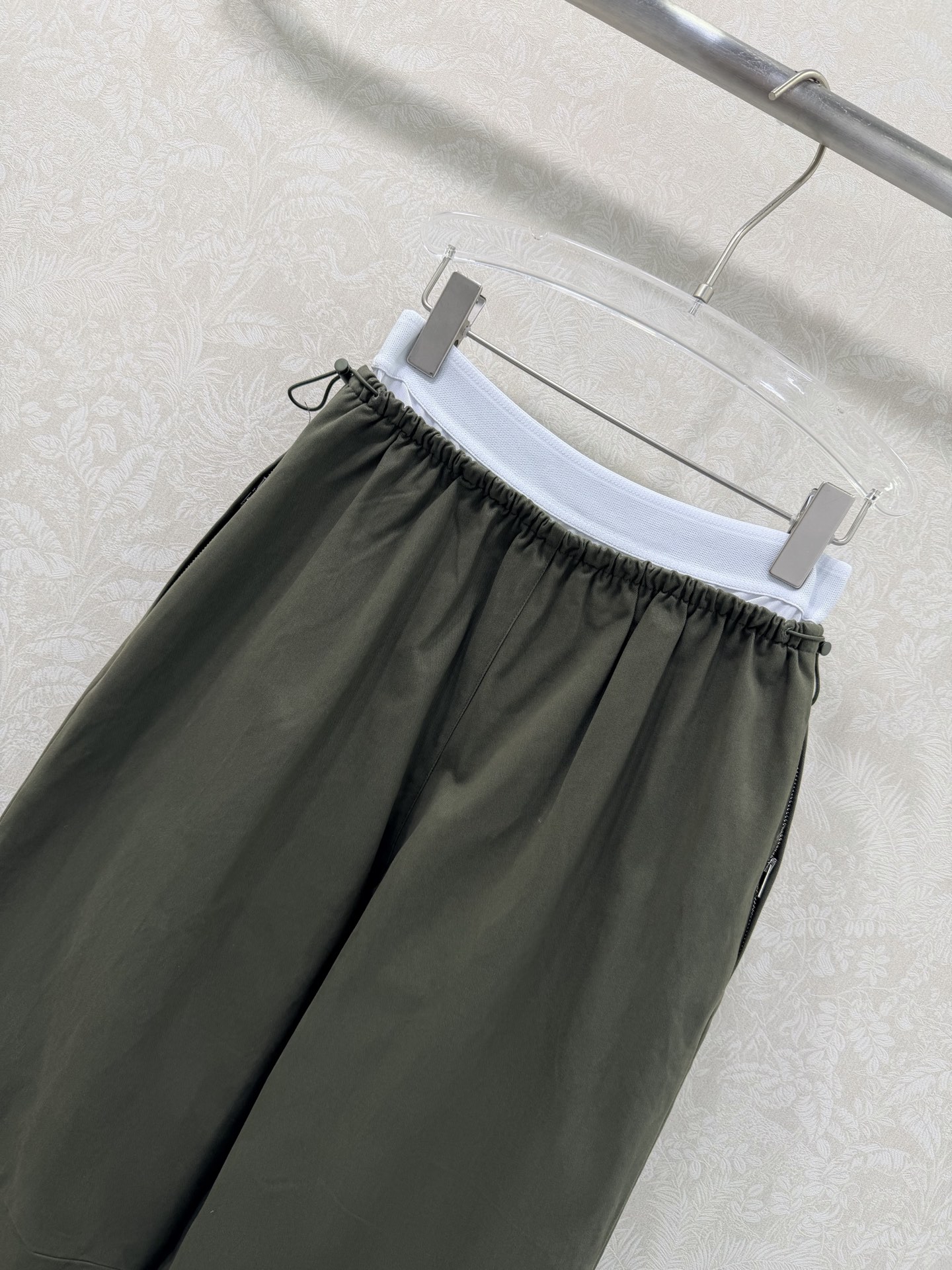 🔥🔥Alexand*r Wang 26Ss早春新款工装阔腿裤 撞色拼接 以标志性的白边撞色腰头点亮整体，