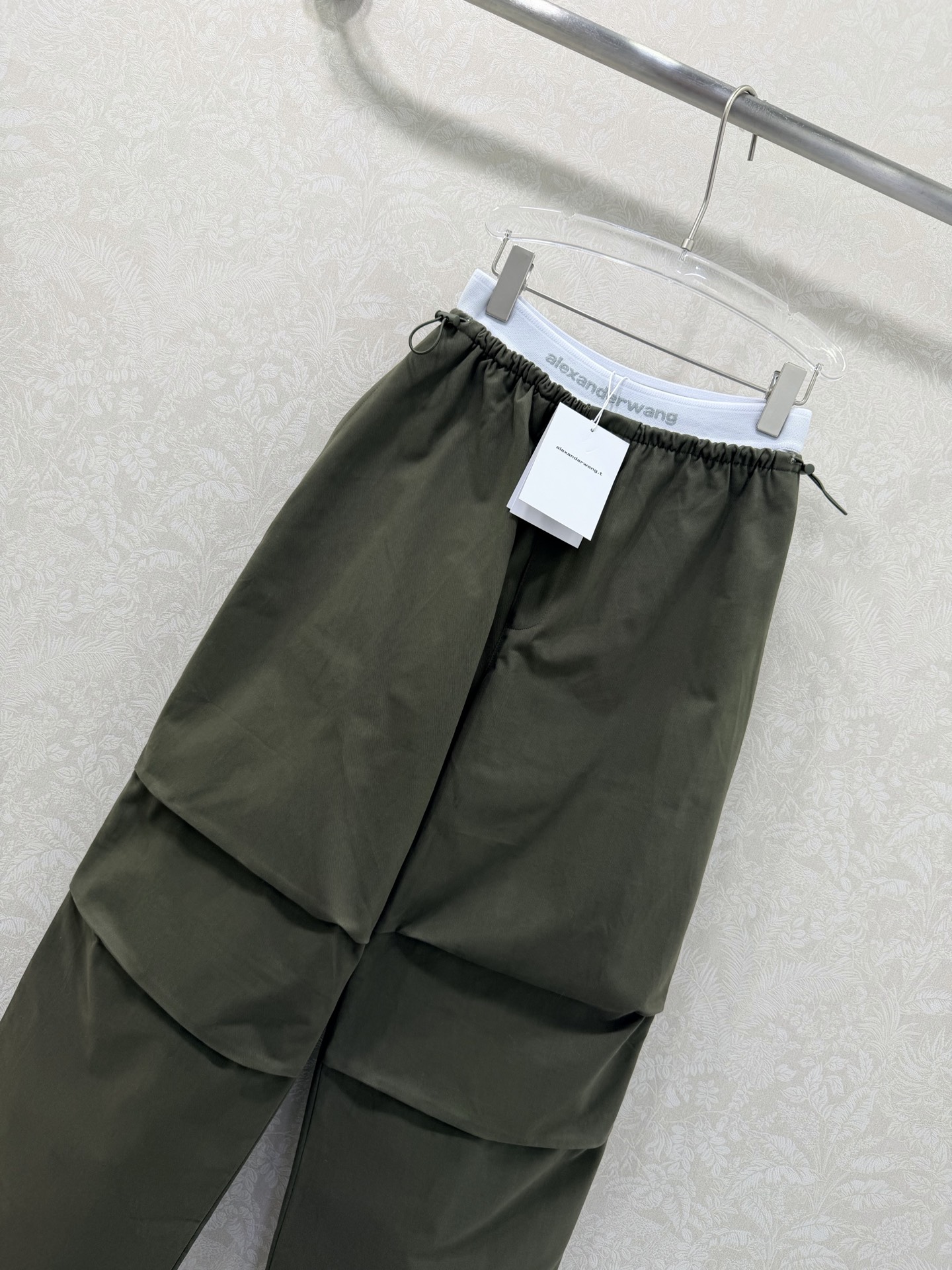 🔥🔥Alexand*r Wang 26Ss早春新款工装阔腿裤 撞色拼接 以标志性的白边撞色腰头点亮整体，