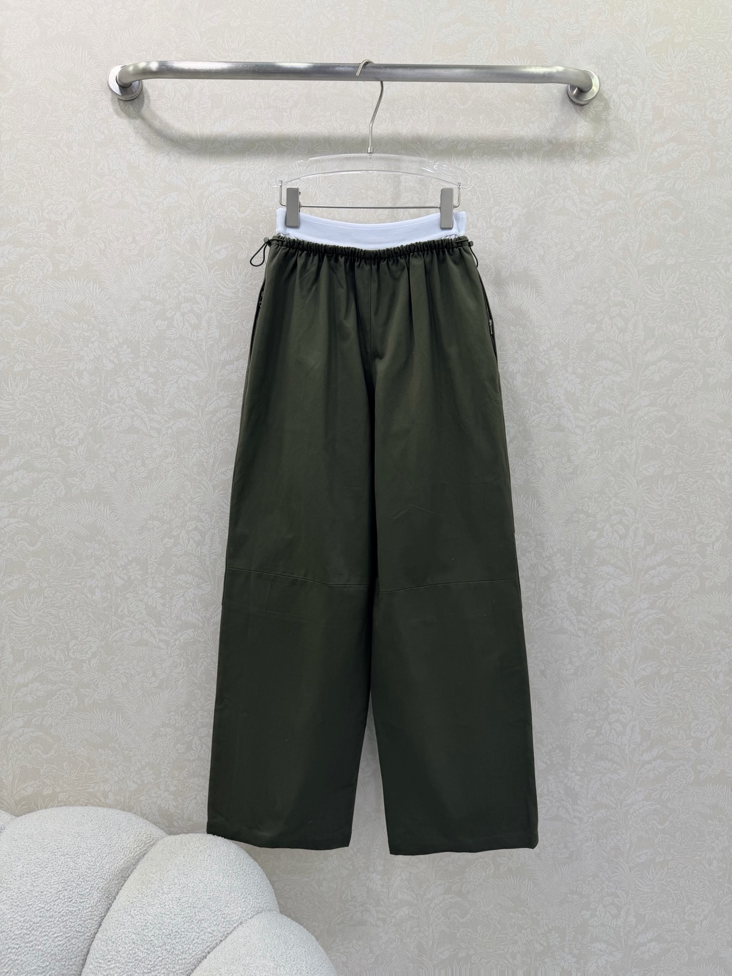 🔥🔥Alexand*r Wang 26Ss早春新款工装阔腿裤 撞色拼接 以标志性的白边撞色腰头点亮整体，