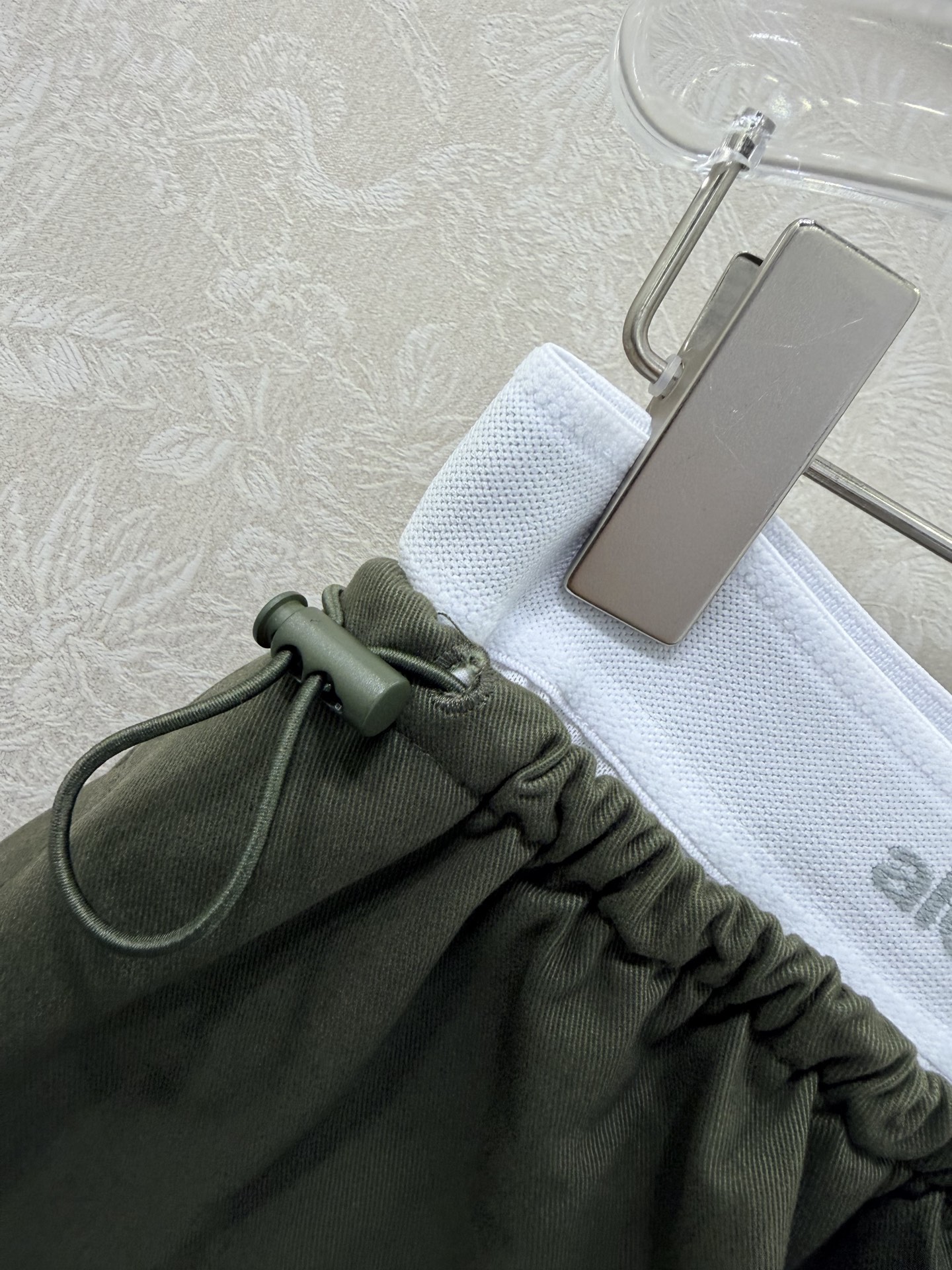 🔥🔥Alexand*r Wang 26Ss早春新款工装阔腿裤 撞色拼接 以标志性的白边撞色腰头点亮整体，