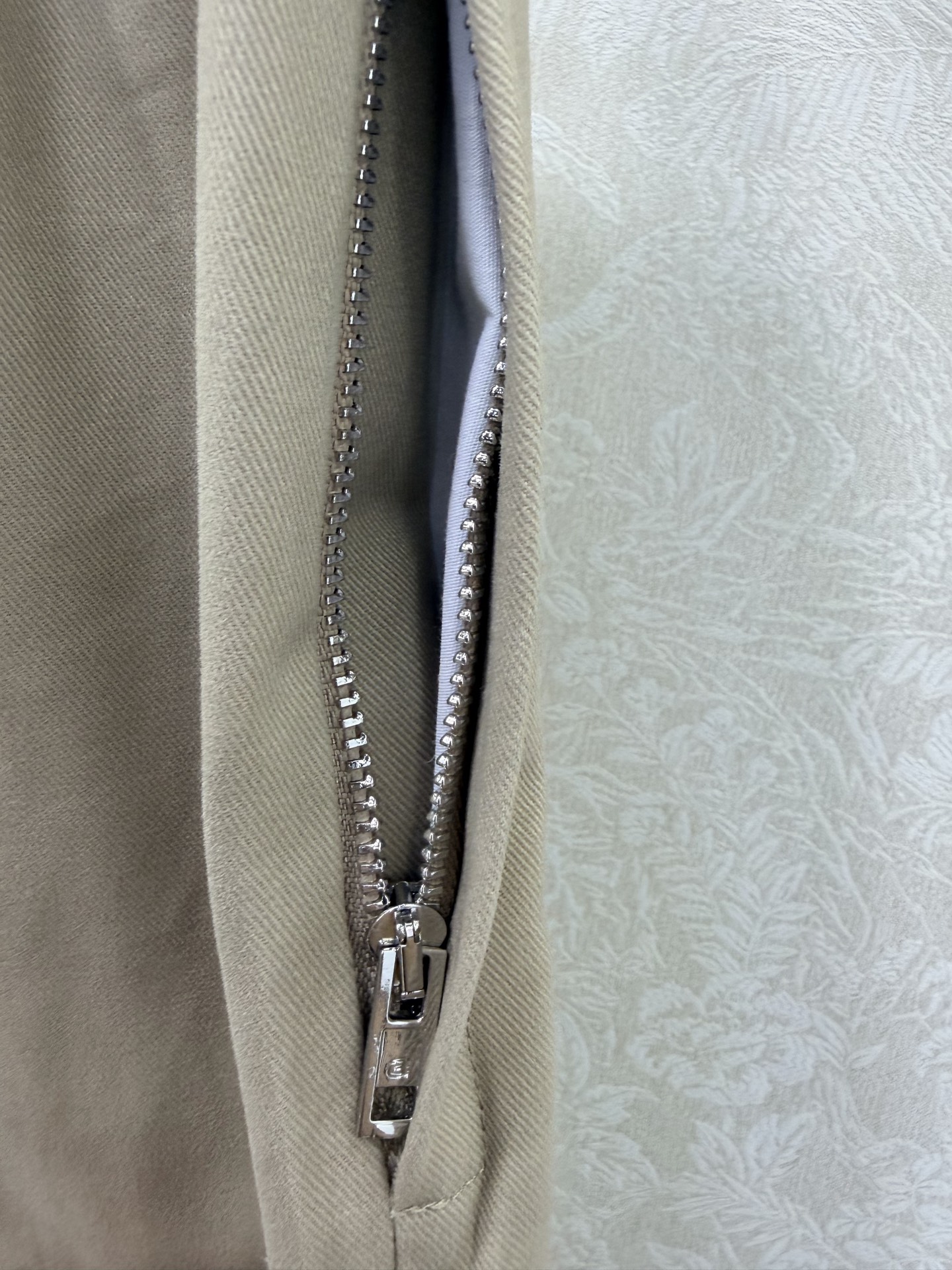 🔥🔥Alexand*r Wang 26Ss早春新款工装阔腿裤 撞色拼接 以标志性的白边撞色腰头点亮整体，