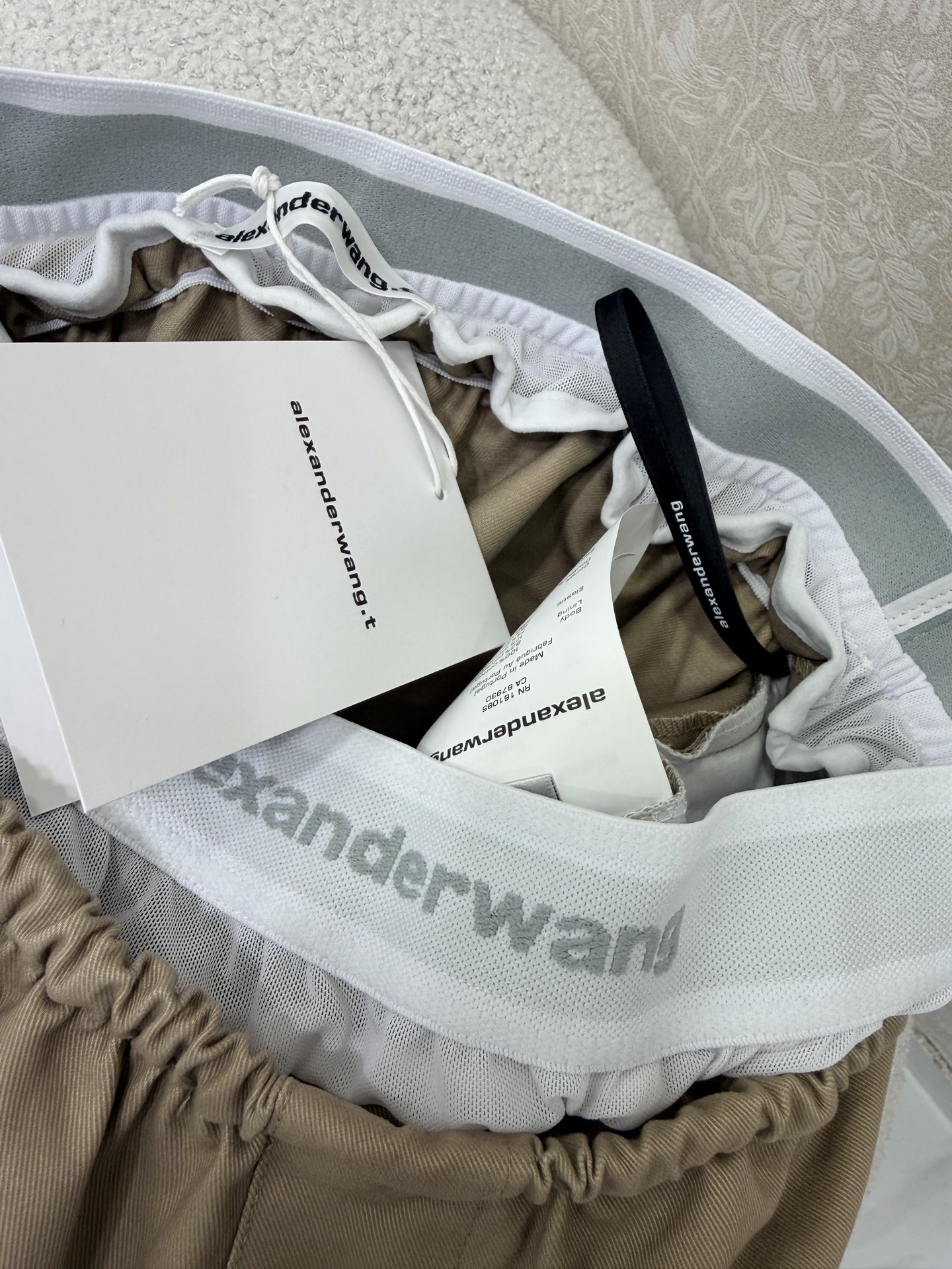 🔥🔥Alexand*r Wang 26Ss早春新款工装阔腿裤 撞色拼接 以标志性的白边撞色腰头点亮整体，