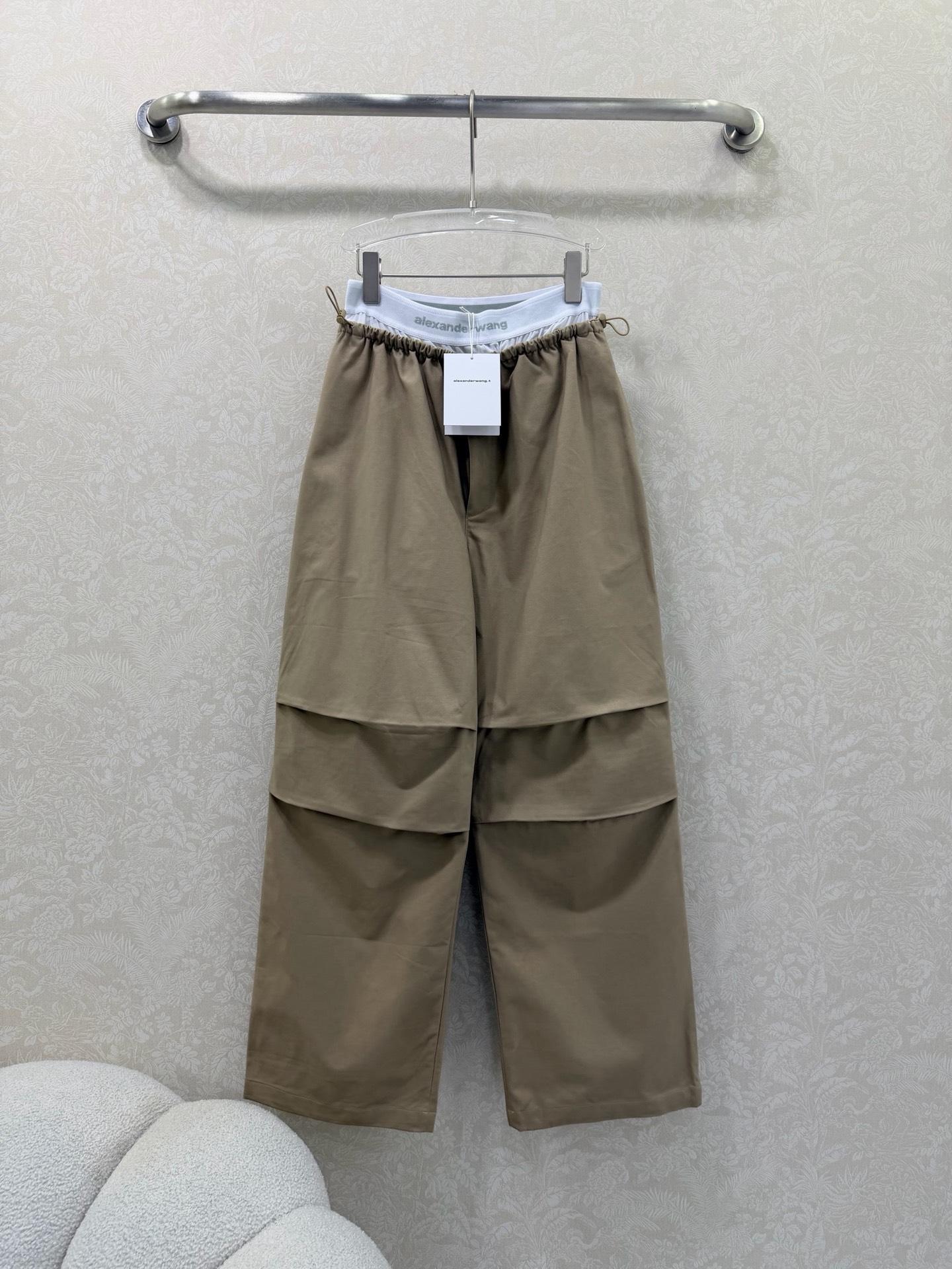 NO:721407,Alexand*r Wang 26Ss early spring new workwear wide-leg pants, contrasting color stitching  The iconic white-edged contrasting waistband brightens up the whole, and the two-tone dark brown and light khaki colors suit a variety of spring styles. Made of crisp and drapey cotton blended fabric, the loose wide-leg tailoring brings a lazy and relaxed feel. The three-dimensional pleat design on the trousers enhances the functional attributes of the workwear, and the drawstring waistband is comfortable.  Moderate and stylish. It can be paired with a short waistline to create an American hot girl style, or layered loosely to create a casual street feel. It is a core item that is both recognizable and practical in the early spring wardrobe. Available in stock in 2 colors and 3 sizes SMLB, Alexander Wang-clothing, alexander  wang,19860909Alexand*r Wang 26Ss早春新款工装阔腿裤 撞色拼接 以标志性的白边撞色腰头点亮整体,深棕与浅卡其双色调适配多元春日风格.采用挺括垂坠的棉质混纺面料,宽松阔腿剪裁自带慵懒松弛感,裤身立体褶裥设计强化工装机能属性,抽绳腰头兼顾舒适度与造型感.可搭配短款露腰打造美式辣妹风,或叠穿宽松营造随性街头感,是早春衣橱里兼具辨识度与实穿性的核心单品.现货发售2色3码SMLB,亚历山大王-服装,alexander wang,,Women's clothing