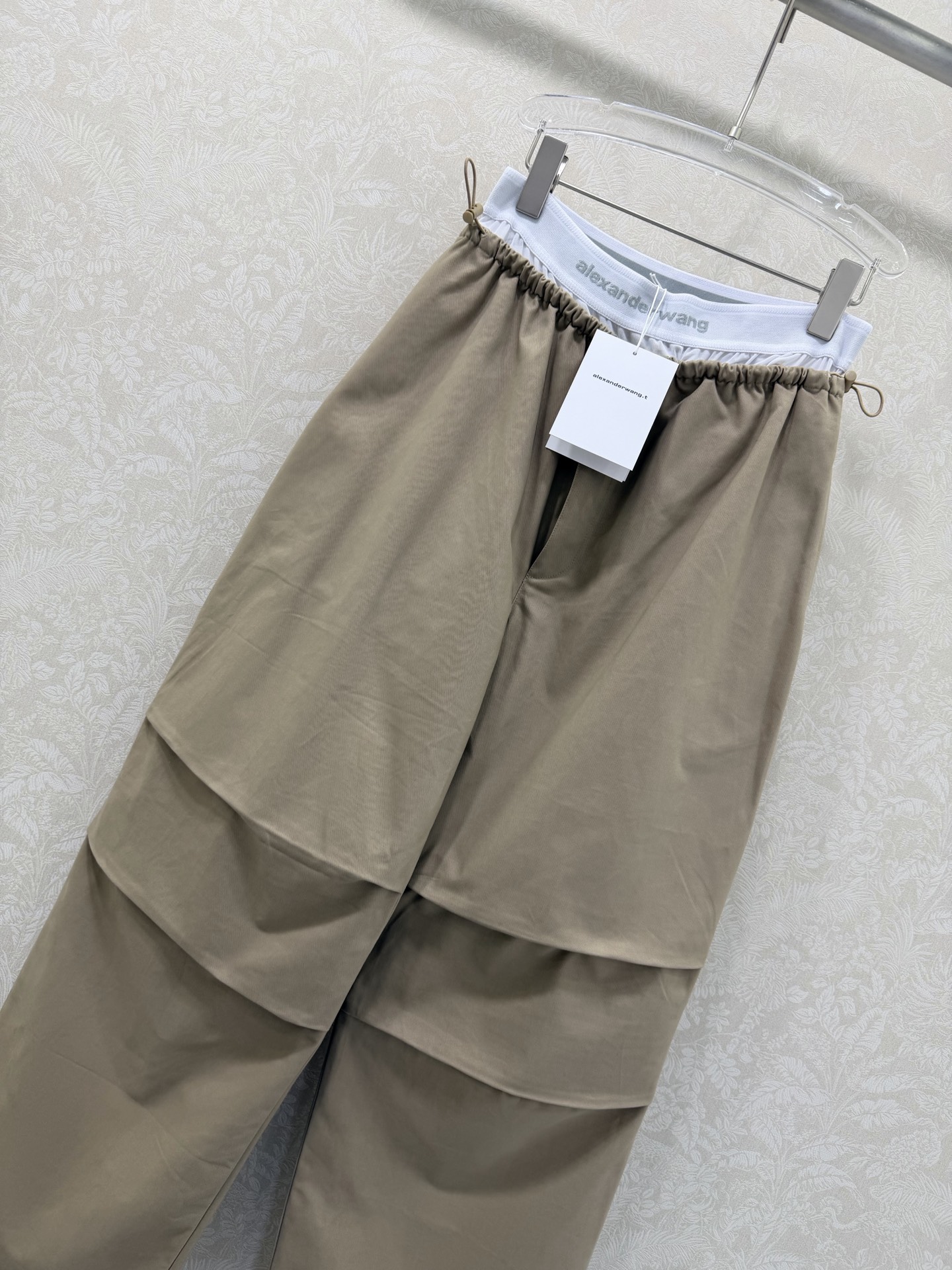 🔥🔥Alexand*r Wang 26Ss早春新款工装阔腿裤 撞色拼接 以标志性的白边撞色腰头点亮整体，