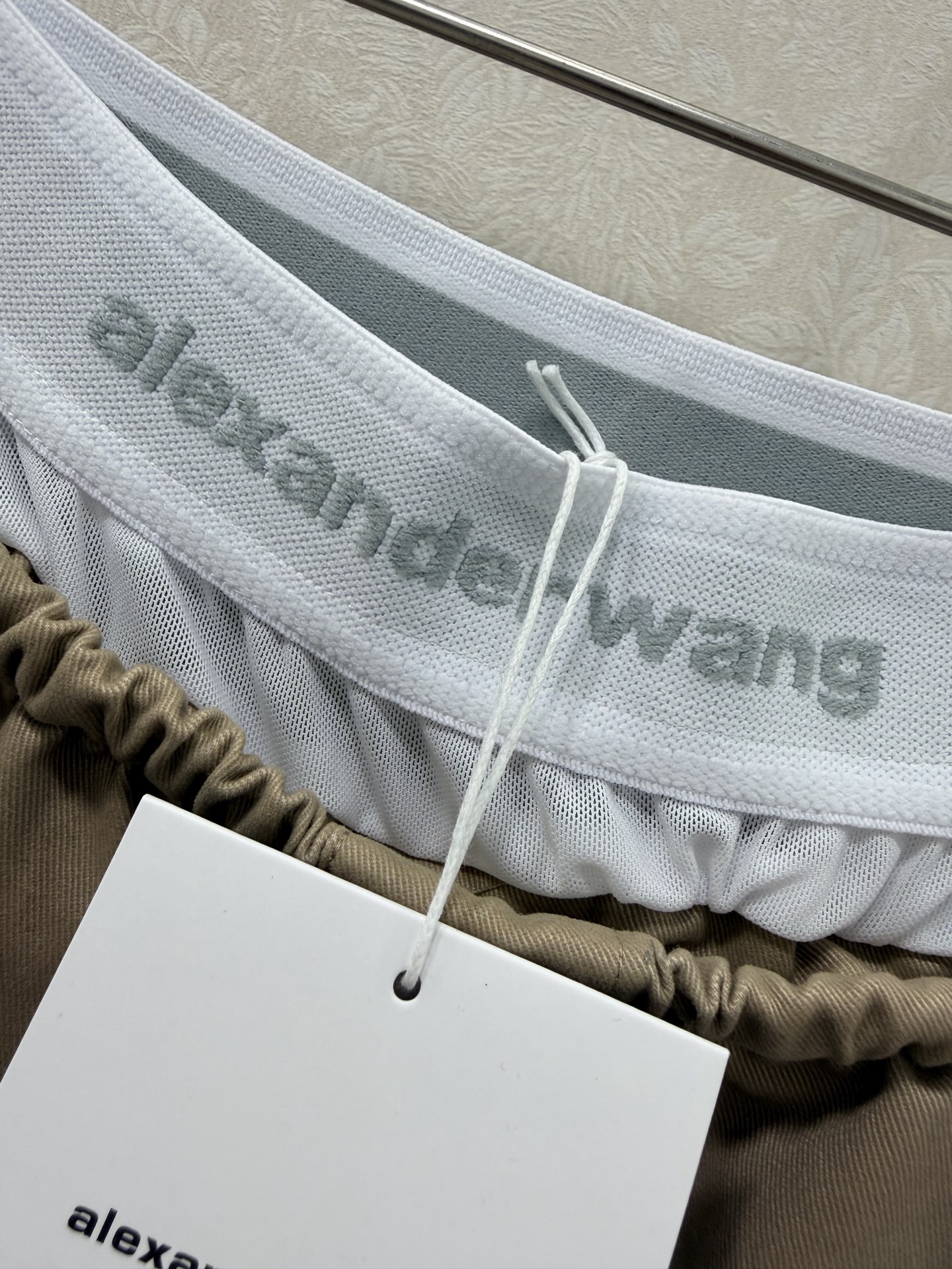 🔥🔥Alexand*r Wang 26Ss早春新款工装阔腿裤 撞色拼接 以标志性的白边撞色腰头点亮整体，