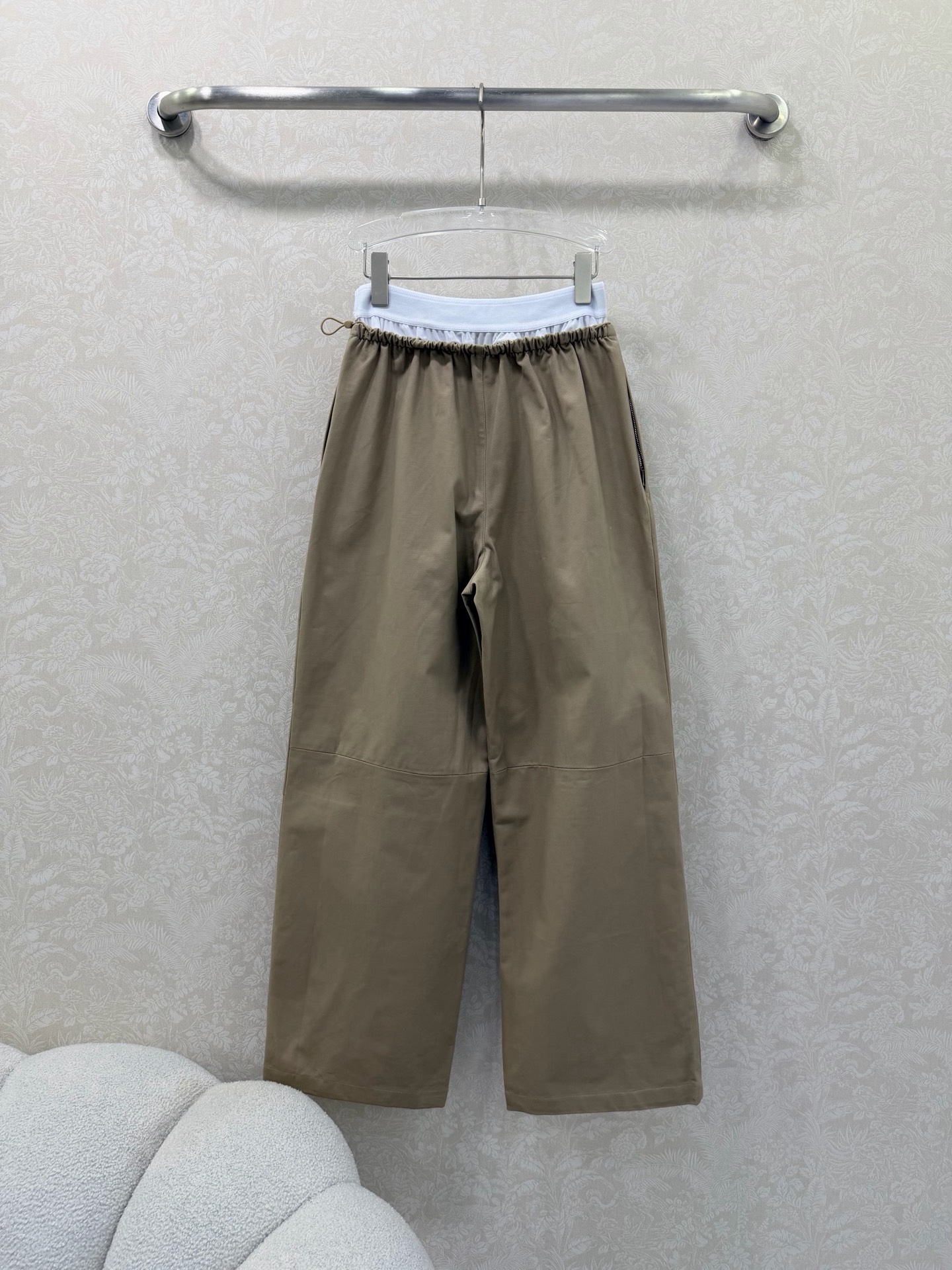 🔥🔥Alexand*r Wang 26Ss早春新款工装阔腿裤 撞色拼接 以标志性的白边撞色腰头点亮整体，