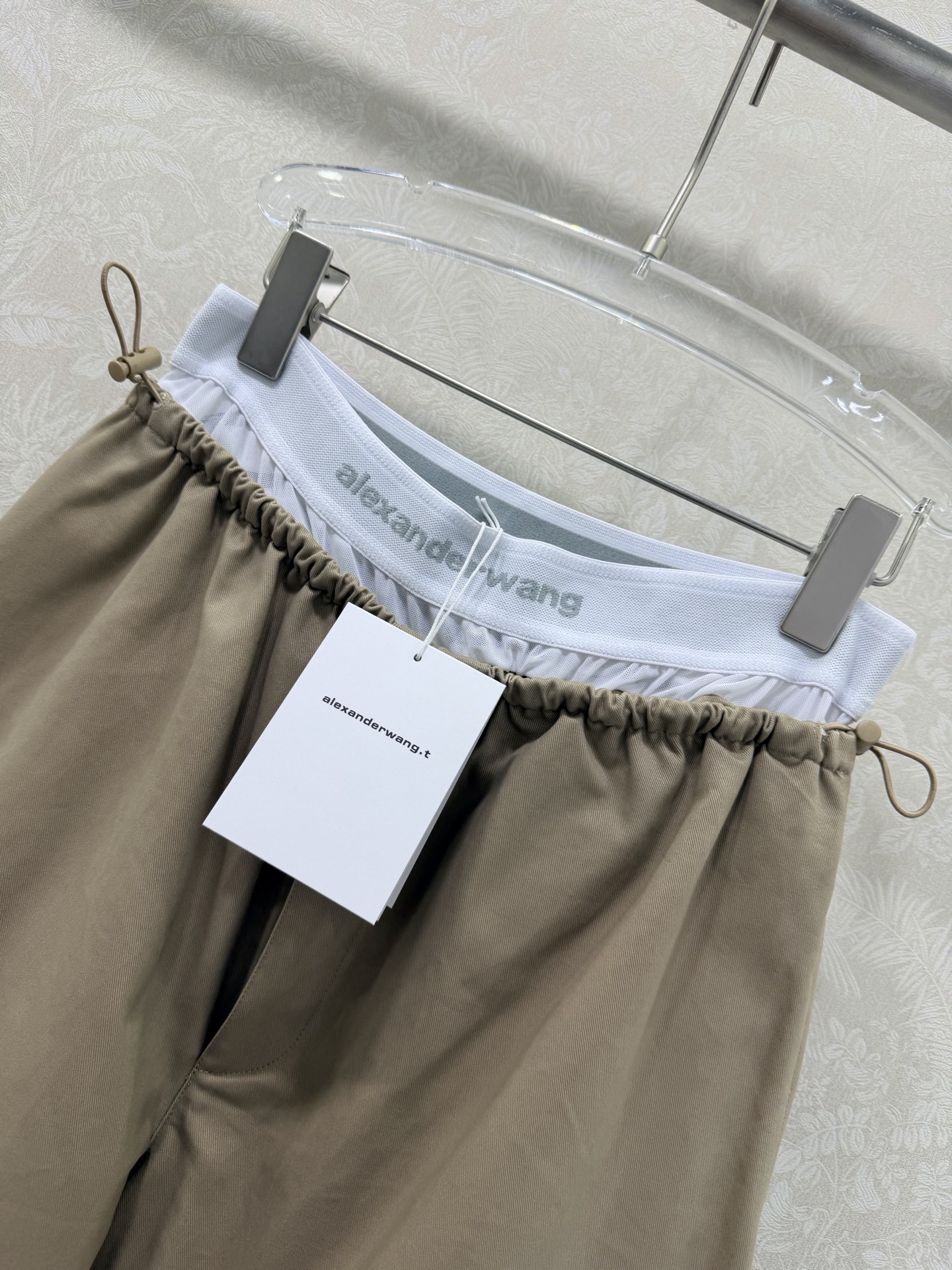 🔥🔥Alexand*r Wang 26Ss早春新款工装阔腿裤 撞色拼接 以标志性的白边撞色腰头点亮整体，