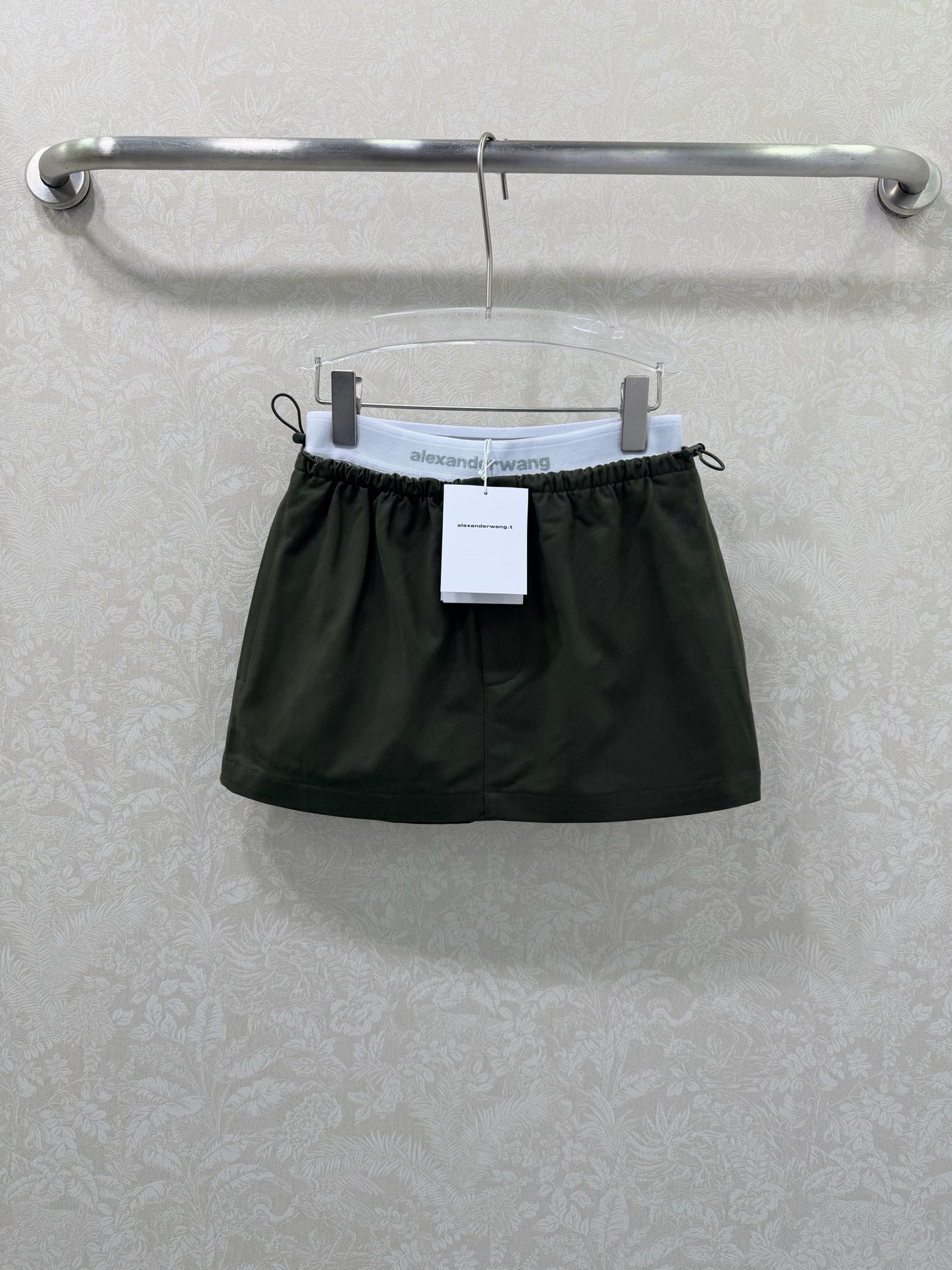 🔥🔥Alexand*r Wang 26Ss早春新款工装短裙 撞色拼接 以标志性的白边撞色腰头点亮整体，深