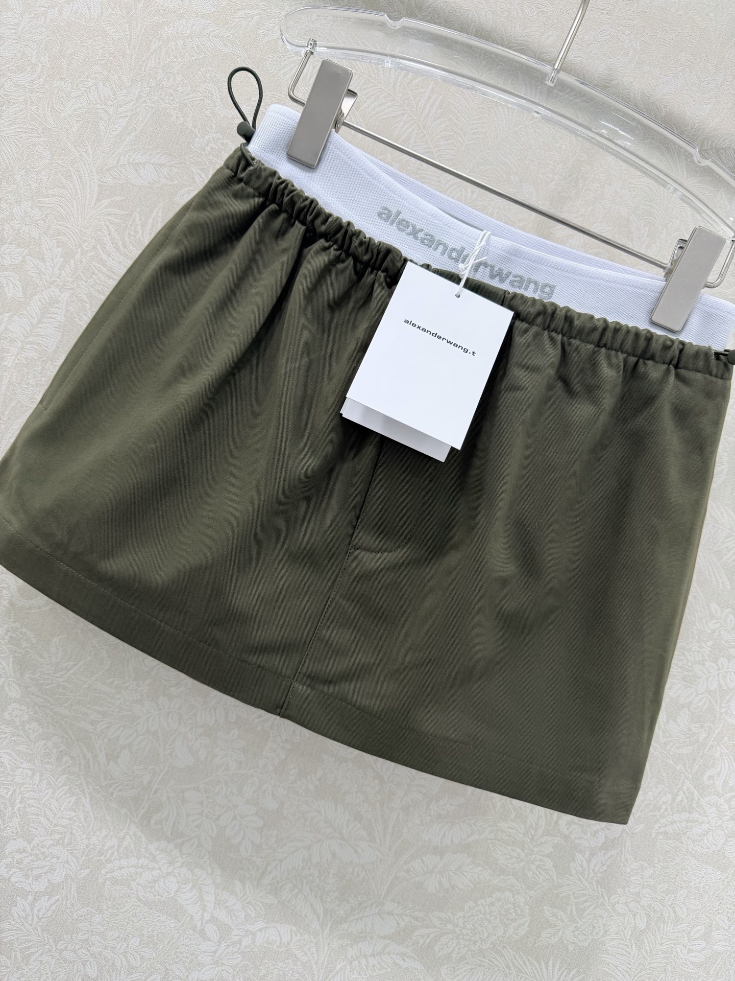 🔥🔥Alexand*r Wang 26Ss早春新款工装短裙 撞色拼接 以标志性的白边撞色腰头点亮整体，深