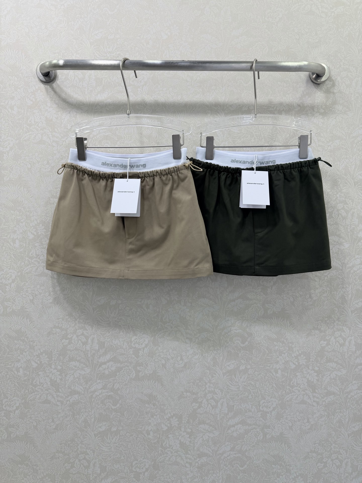 🔥🔥Alexand*r Wang 26Ss早春新款工装短裙 撞色拼接 以标志性的白边撞色腰头点亮整体，深