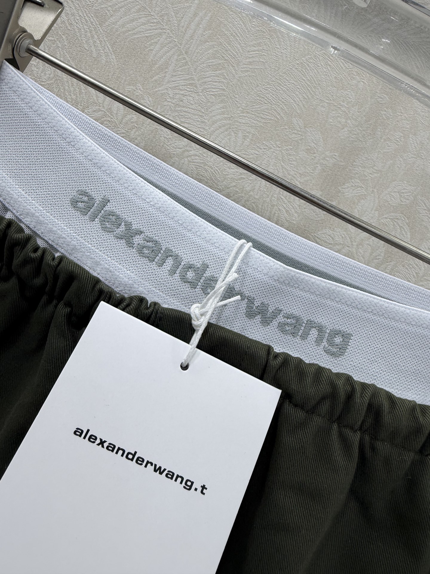 🔥🔥Alexand*r Wang 26Ss早春新款工装短裙 撞色拼接 以标志性的白边撞色腰头点亮整体，深