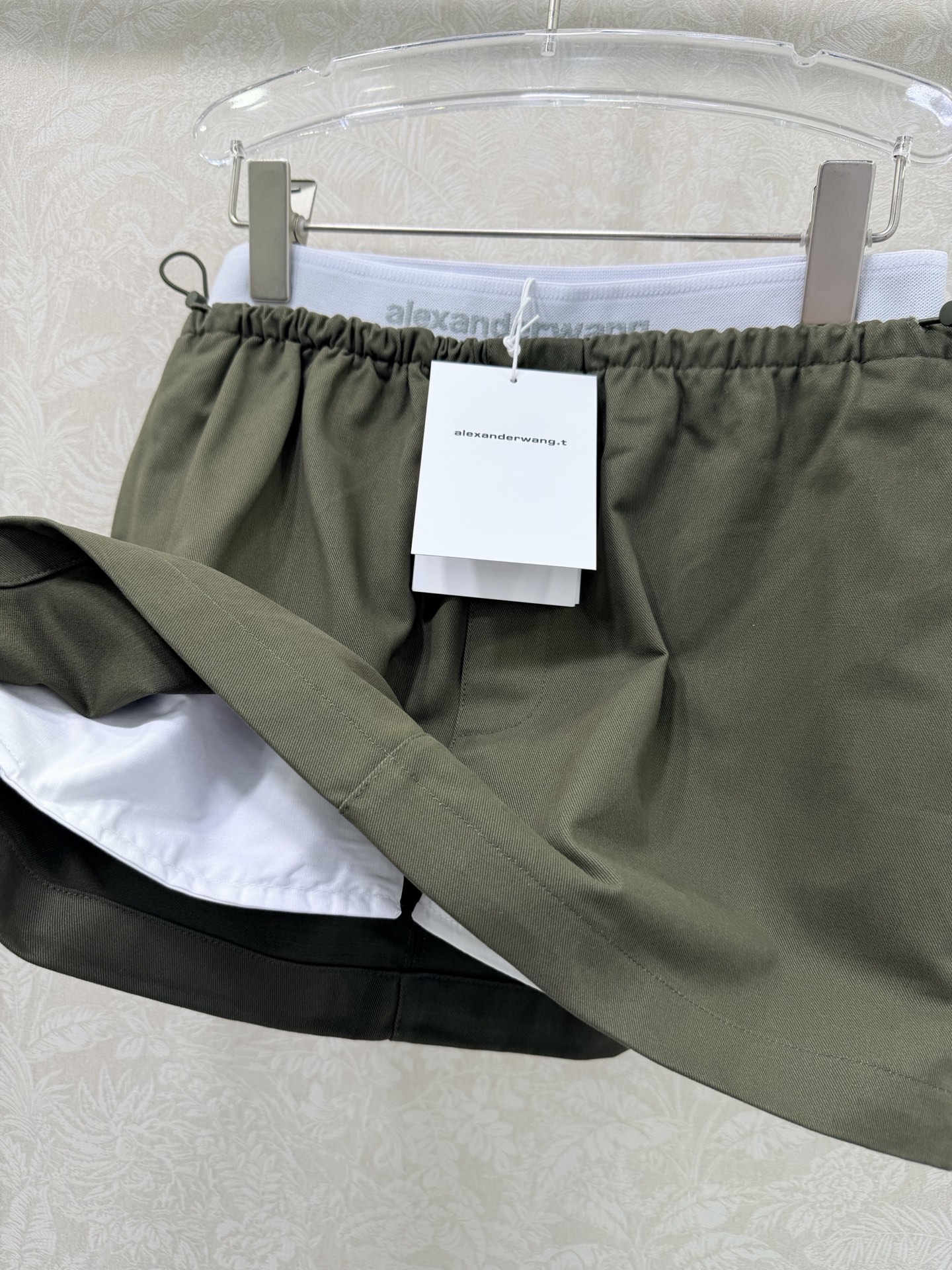 🔥🔥Alexand*r Wang 26Ss早春新款工装短裙 撞色拼接 以标志性的白边撞色腰头点亮整体，深