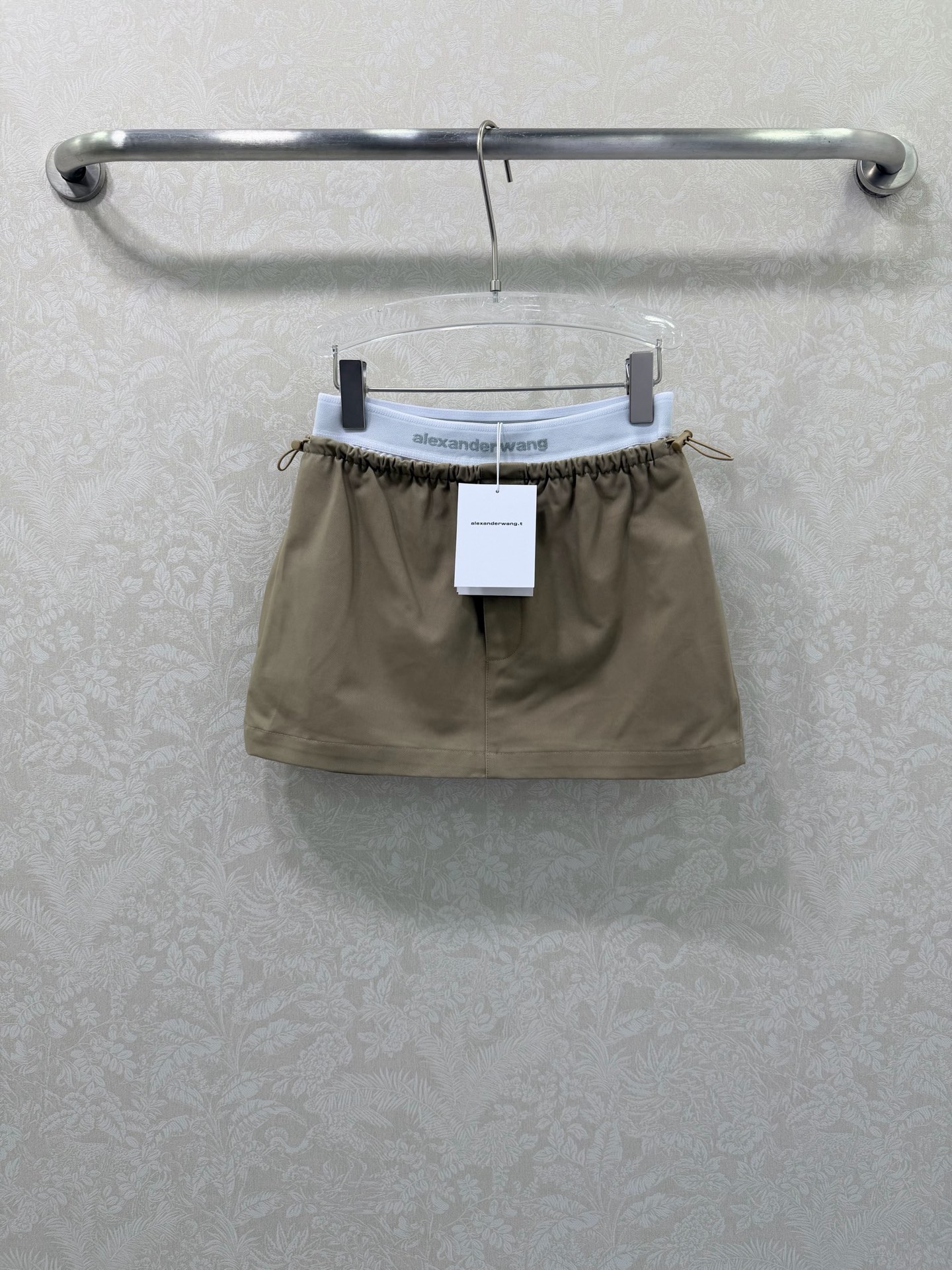 NO:721412,Alexand*r Wang 26Ss early spring new workwear skirt contrasting color stitching  The iconic white-edged contrast-color waistband brightens the overall look, and the two-tone dark brown and light khaki colors suit a variety of spring styles. Made of crisp and drapey cotton blended fabric, the loose wide-leg cut brings a lazy and relaxed feel, and the drawstring waistband combines comfort and style. Can be matched with  Wear it with a short style that exposes the waist to create an American hot girl style, or layer it loosely to create a casual street feel. It is a core item that is both recognizable and practical in the early spring wardrobe. Available now in 2 colors and 3 sizes SMLB, Alexander Wang-clothing, alexander  wang,skirts,19860909Alexand*r Wang 26Ss早春新款工装短裙 撞色拼接 以标志性的白边撞色腰头点亮整体,深棕与浅卡其双色调适配多元春日风格.采用挺括垂坠的棉质混纺面料,宽松阔腿剪裁自带慵懒松弛感,抽绳腰头兼顾舒适度与造型感.可搭配短款露腰打造美式辣妹风,或叠穿宽松营造随性街头感,是早春衣橱里兼具辨识度与实穿性的核心单品.现货发售2色3码SMLB,亚历山大王-服装,alexander wang,skirts,,Women's clothing