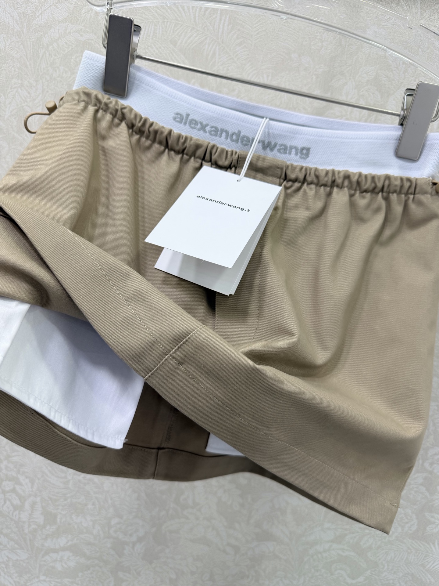 🔥🔥Alexand*r Wang 26Ss早春新款工装短裙 撞色拼接 以标志性的白边撞色腰头点亮整体，深