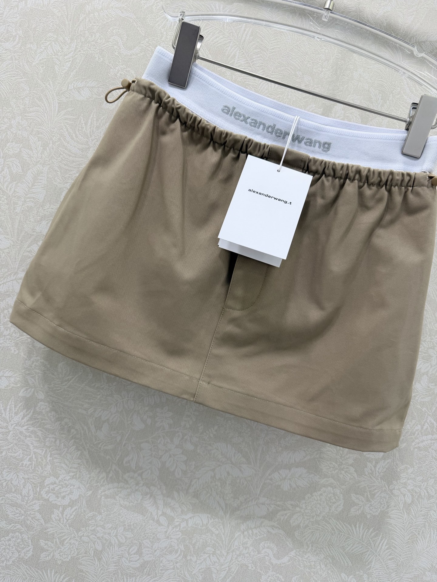 🔥🔥Alexand*r Wang 26Ss早春新款工装短裙 撞色拼接 以标志性的白边撞色腰头点亮整体，深