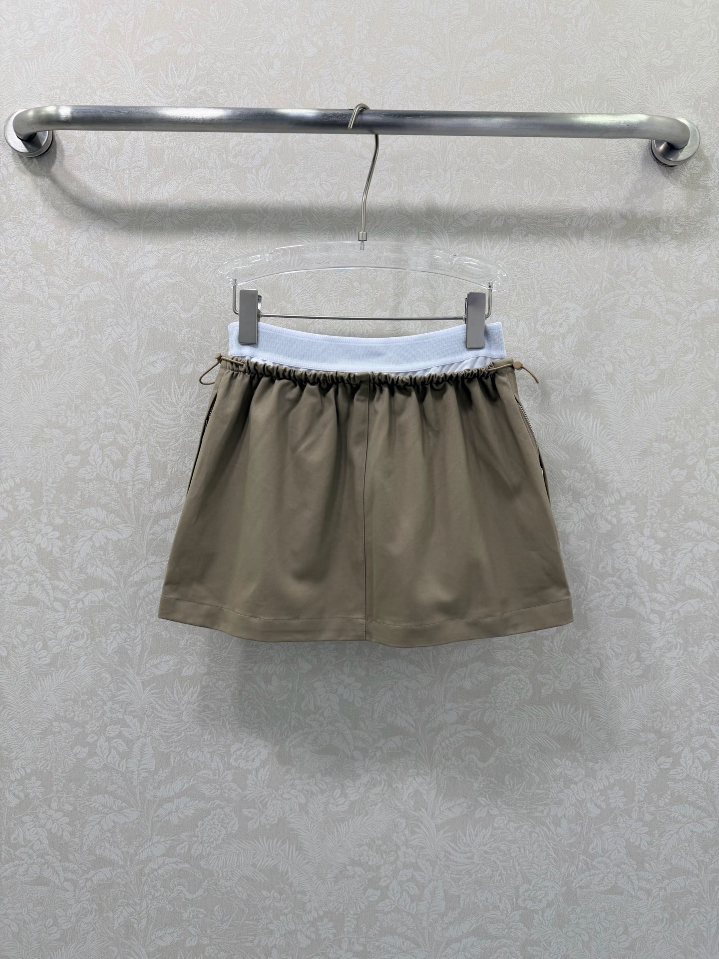 🔥🔥Alexand*r Wang 26Ss早春新款工装短裙 撞色拼接 以标志性的白边撞色腰头点亮整体，深