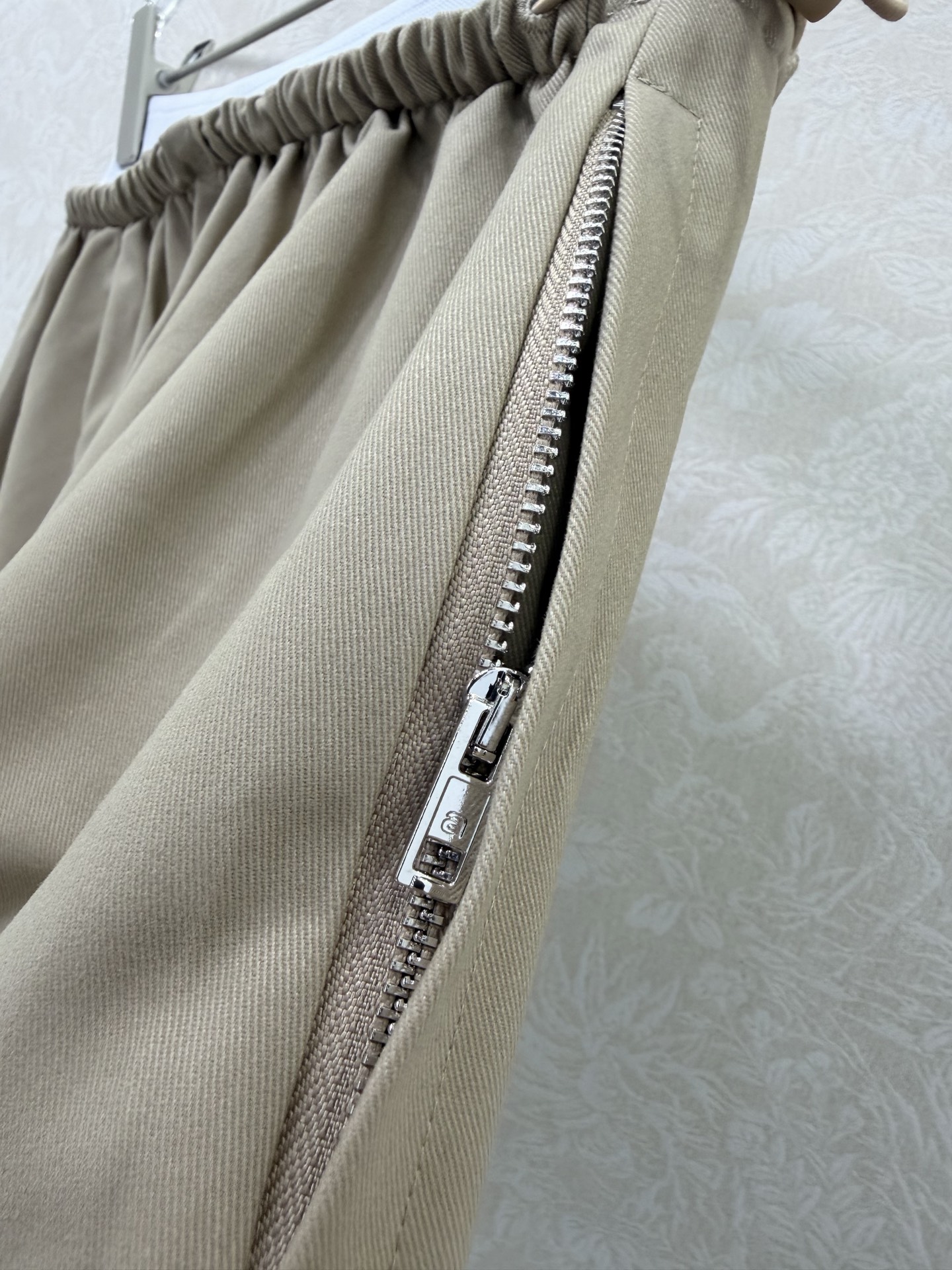 🔥🔥Alexand*r Wang 26Ss早春新款工装短裙 撞色拼接 以标志性的白边撞色腰头点亮整体，深