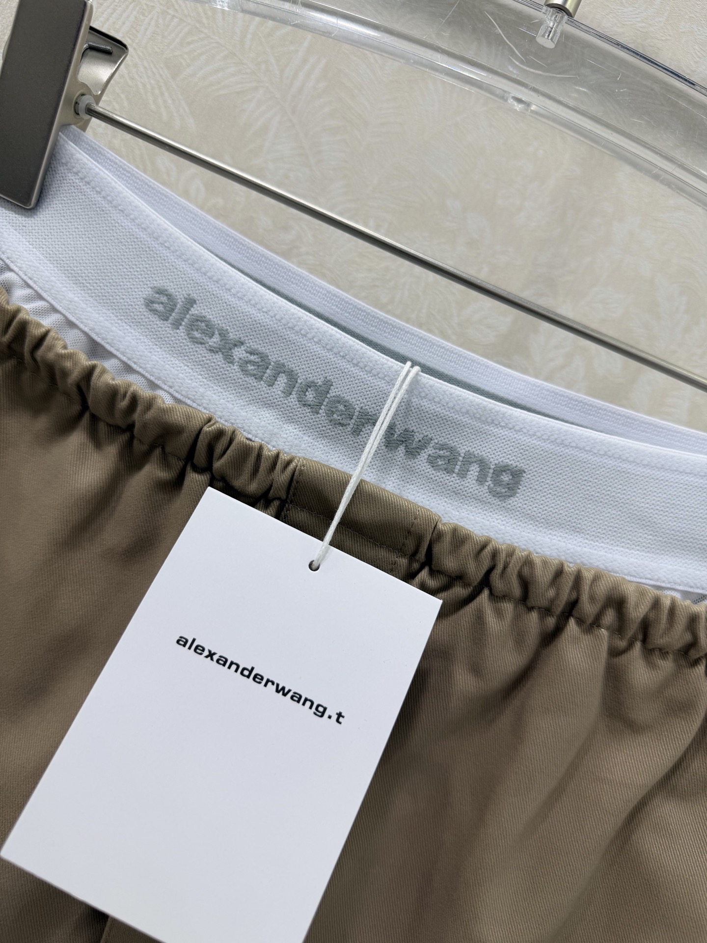 🔥🔥Alexand*r Wang 26Ss早春新款工装短裙 撞色拼接 以标志性的白边撞色腰头点亮整体，深