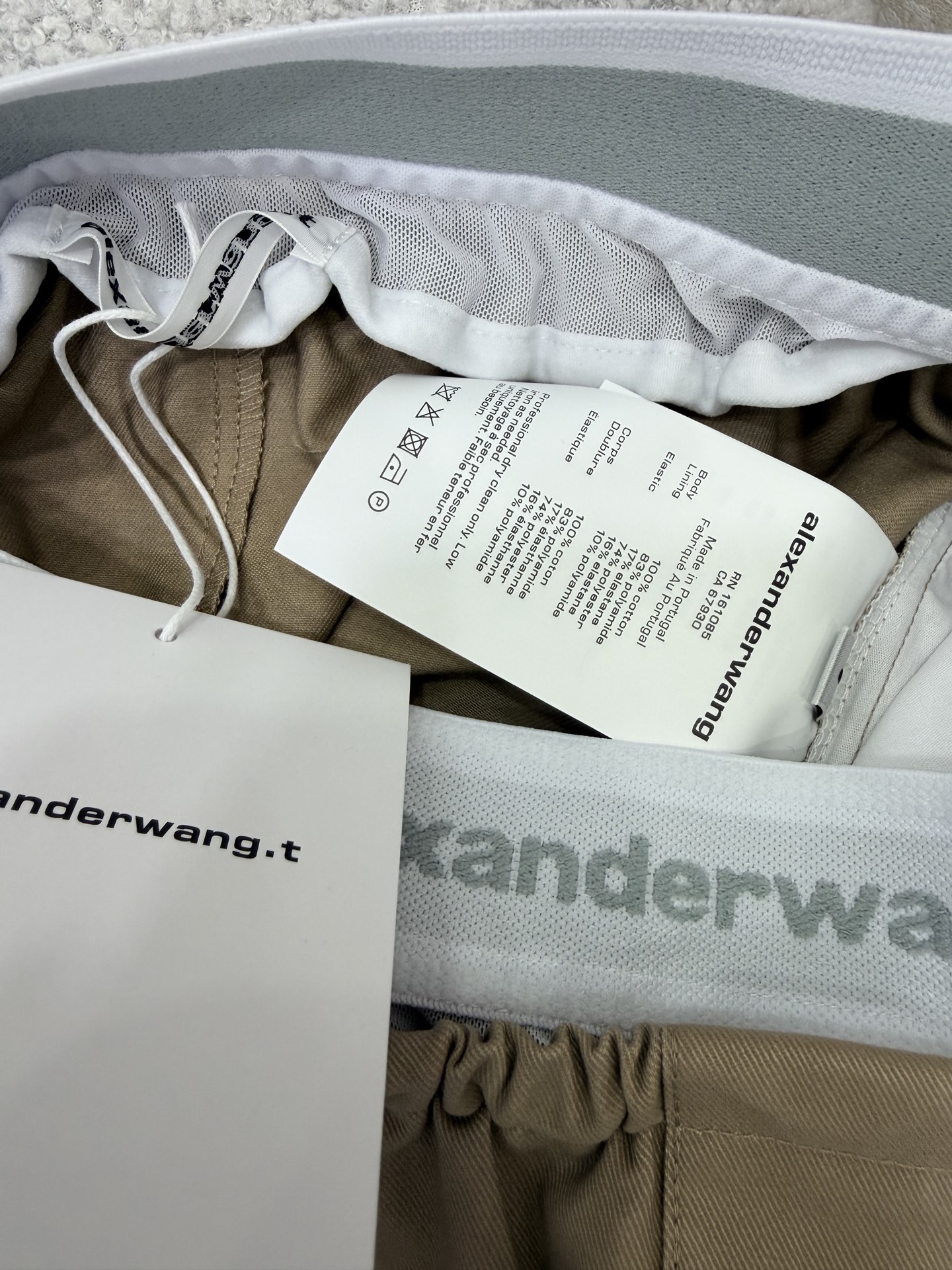 🔥🔥Alexand*r Wang 26Ss早春新款工装短裙 撞色拼接 以标志性的白边撞色腰头点亮整体，深