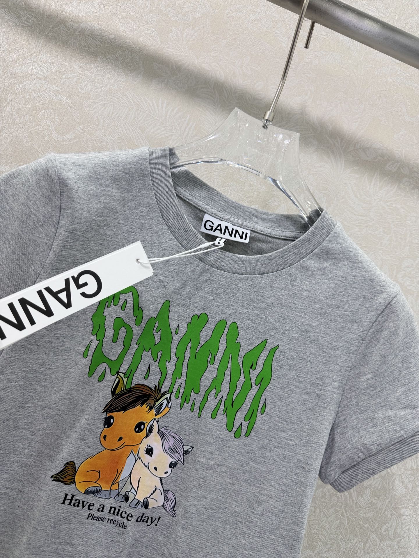 🔥🔥Gan*i 26SS早春新款短袖T恤 童趣小马印花短袖T恤:马年🐴限定款，绿色做旧质感的字母印花，两