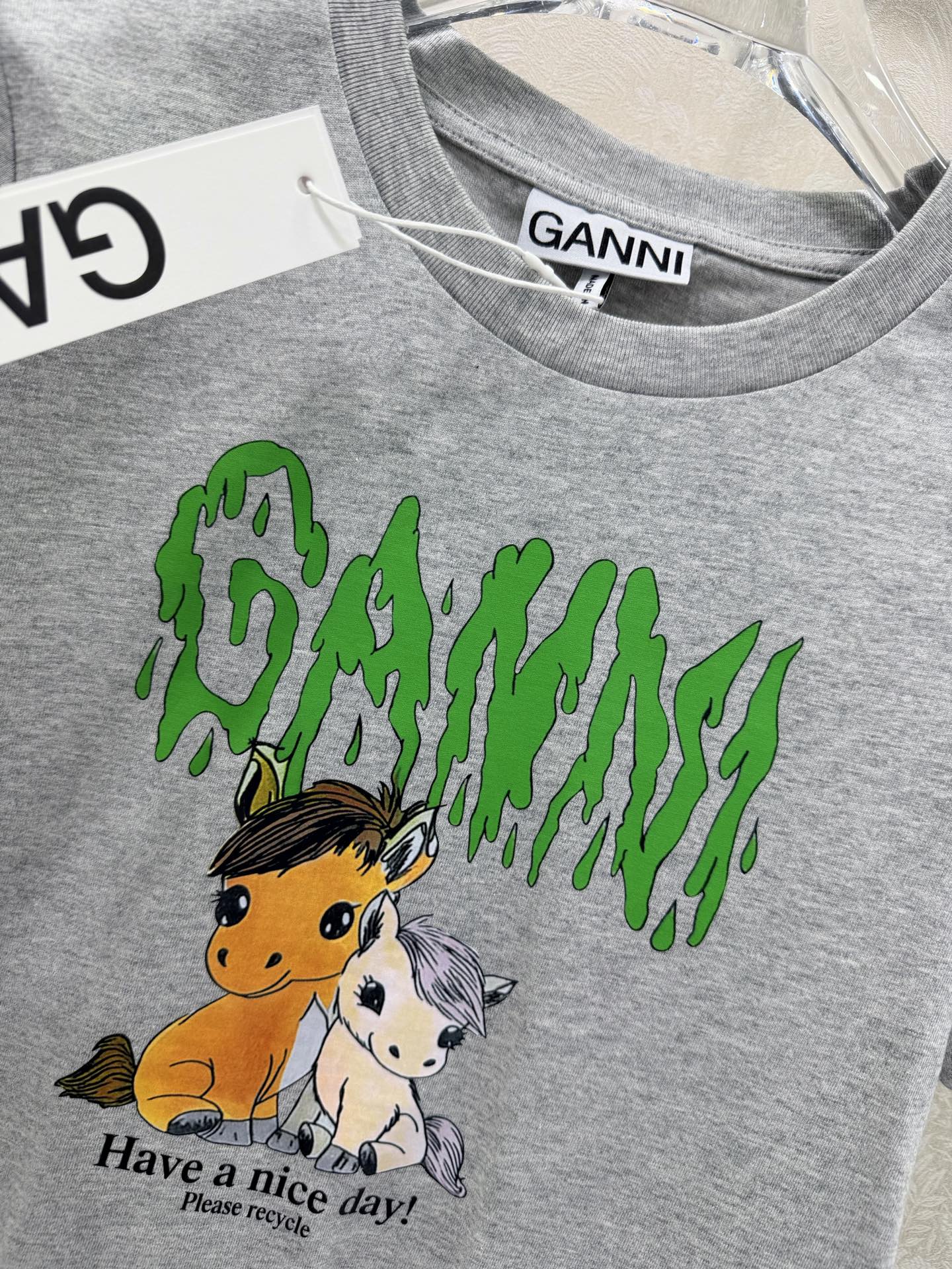 🔥🔥Gan*i 26SS早春新款短袖T恤 童趣小马印花短袖T恤:马年🐴限定款，绿色做旧质感的字母印花，两