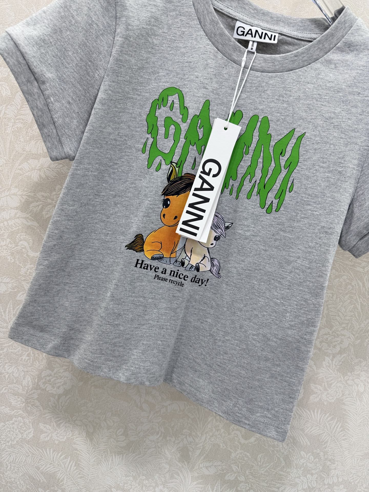 🔥🔥Gan*i 26SS早春新款短袖T恤 童趣小马印花短袖T恤:马年🐴限定款，绿色做旧质感的字母印花，两