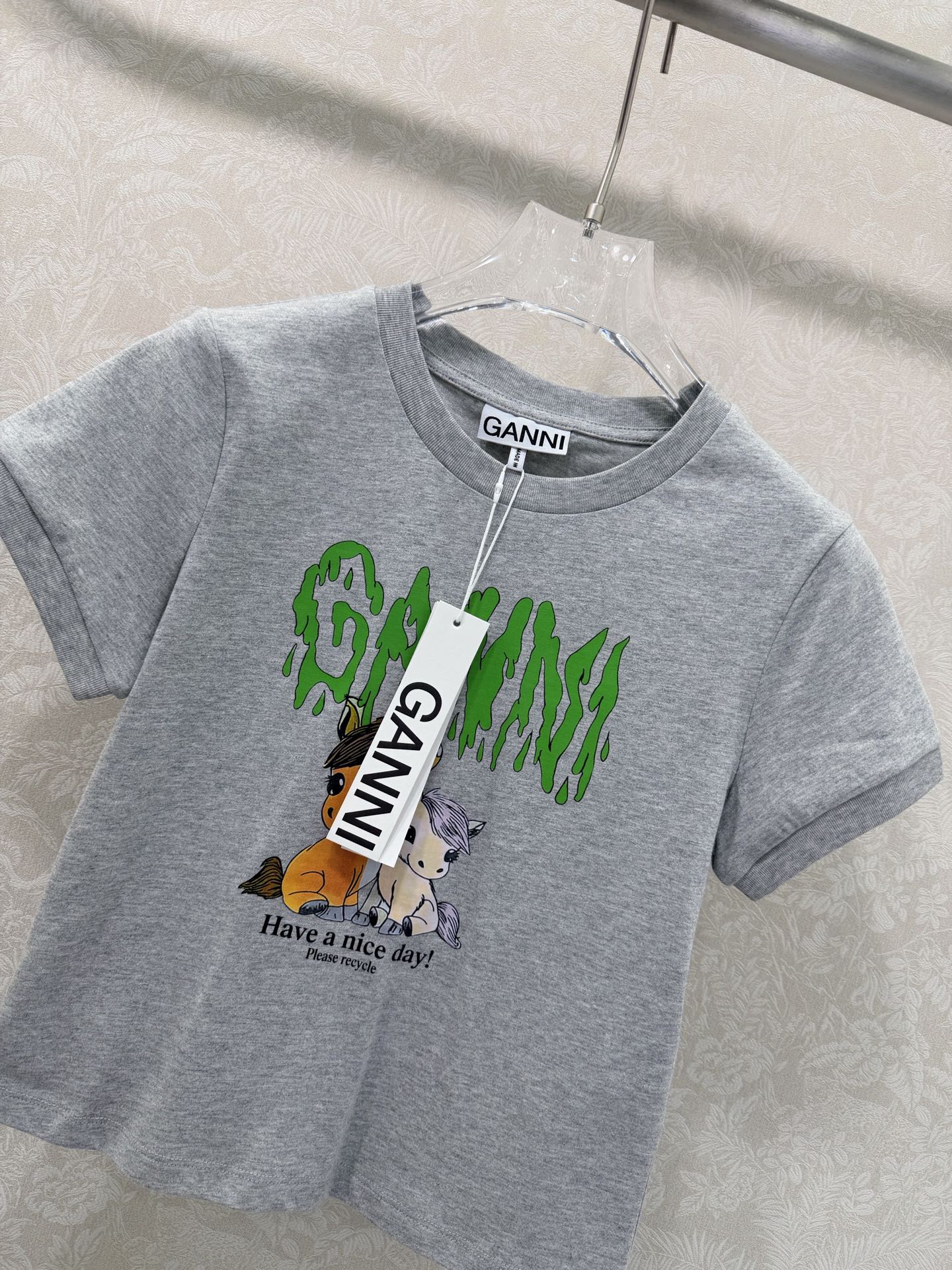 🔥🔥Gan*i 26SS早春新款短袖T恤 童趣小马印花短袖T恤:马年🐴限定款，绿色做旧质感的字母印花，两