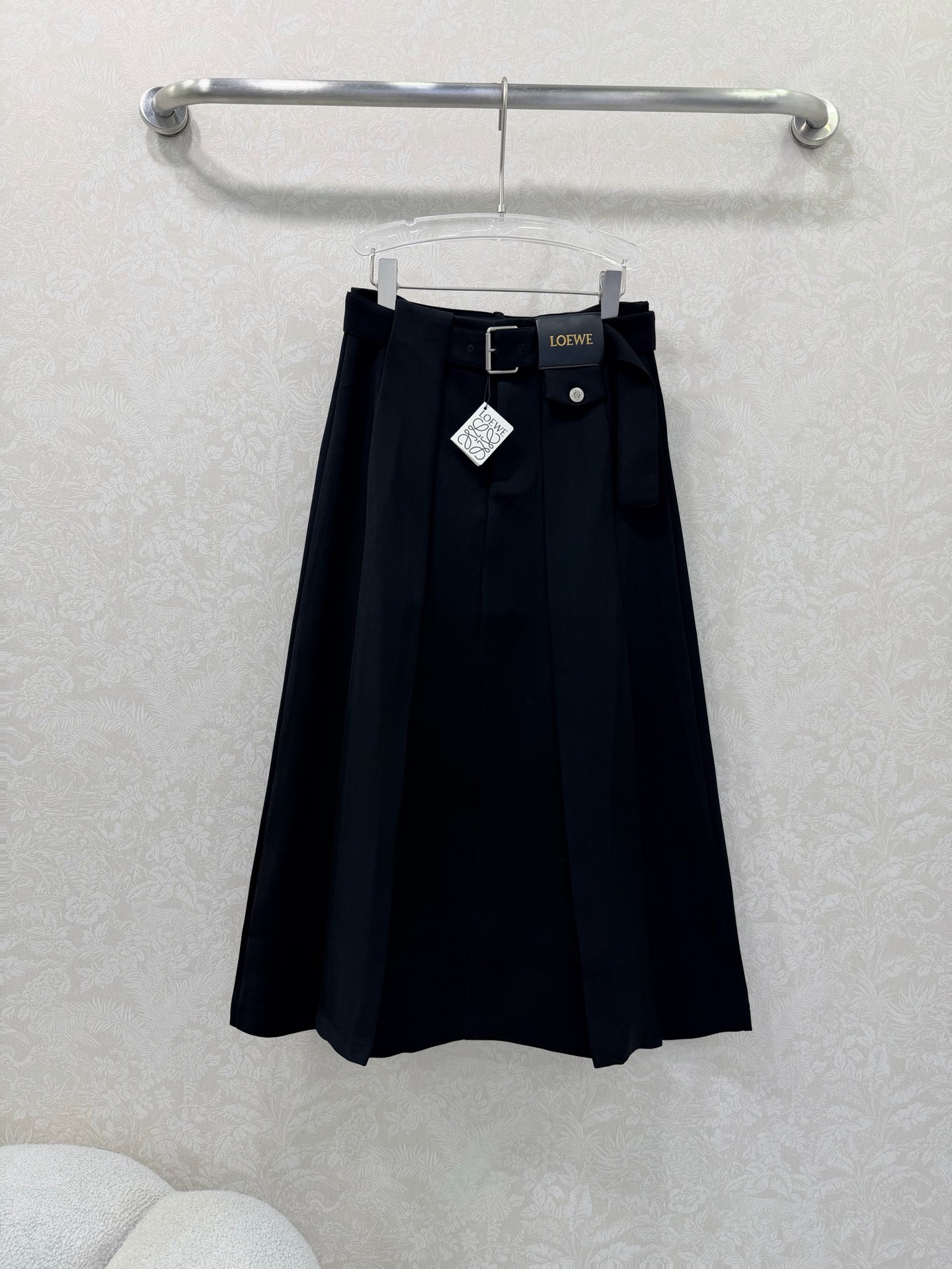 NO:720337,The highest version on the market, the girl will inspect the goods, trim the three marks on the threads, and ship the goods. You can send pictures and take videos. If you want quality or service, please add me on WeChat. We will not accept urgent orders. Loew*26 early spring new leather watch belt, mid-length pleated umbrella skirt, customized leather label hardware  Crisp and stylish, with a perforated fabric belt at the waist. The high-end fabric has its own texture. The metal buckle belt design at the waist is the finishing touch, which not only tightens the waist but also adds a sense of detail. The pleated skirt is smooth and slim. It can be worn with a shirt or sweater to create a neat and elegant commuting style. It is suitable for the workplace. Black smoke gray 2 colors and 4 codes SMLXLB, Loewe-clothing, loewe, loewe, skirts, shirts,19860909市面最高版本小妹验货、修剪线头上三标、发货可发图及拍视频,要品质要服务的加我微信,不接急单. Loew*26早春新款皮表腰带中长款百褶伞状半裙,定制皮标五金 挺括有型,腰间穿孔本布腰带,高级的面料自带质感,腰间的金属扣腰带设计是点睛之笔,既收腰又增加了细节感,百褶的裙摆版型流畅又显瘦,搭衬衫或针织衫都能穿出利落又优雅的通勤范儿,妥妥的职场穿搭天花板.黑色 烟灰 2色4码SMLXLB,罗意威-服装,loewe,loewe,skirts,shirts,,Women's clothing