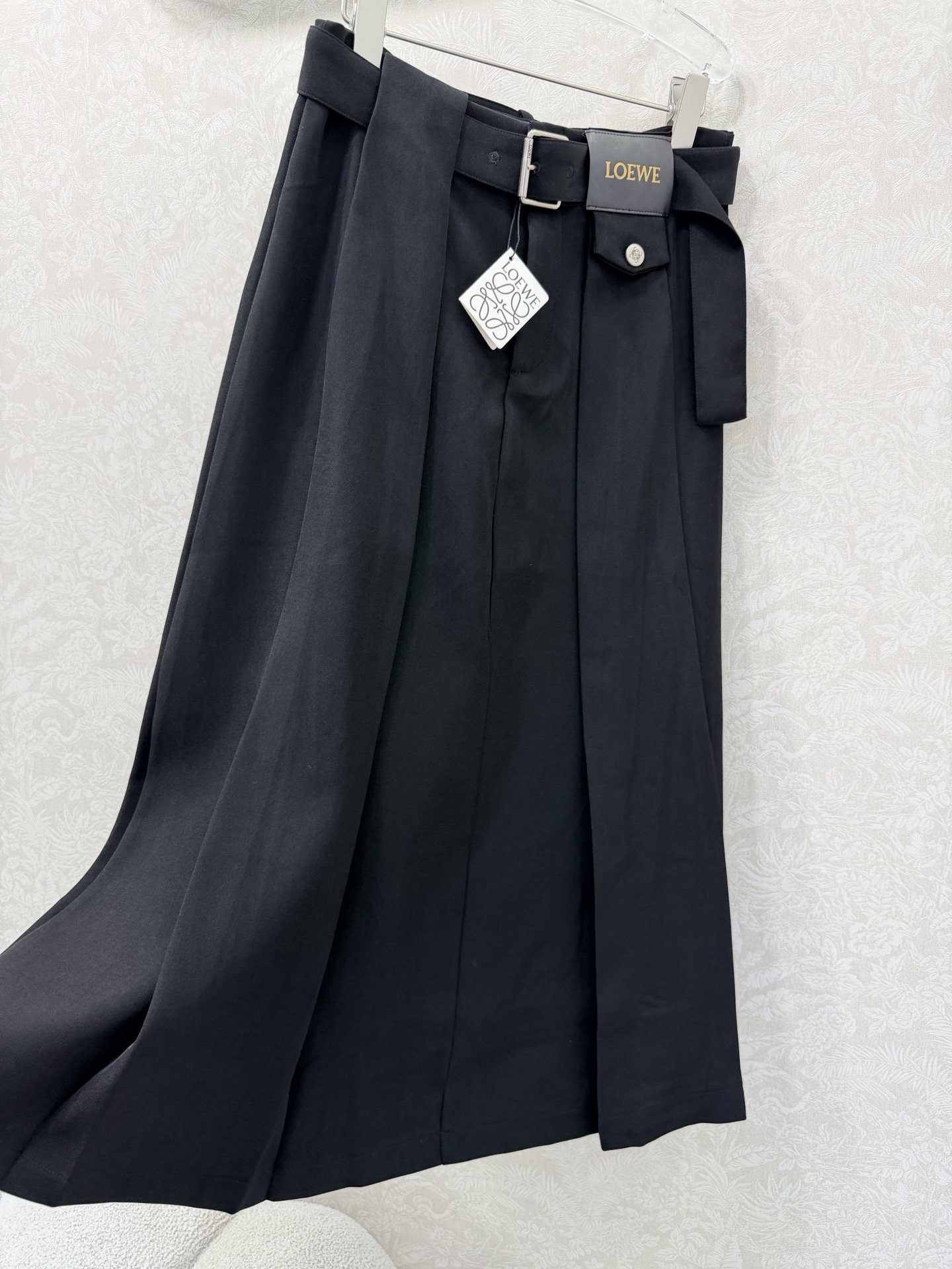 🔥🔥Loew*26早春新款皮表腰带中长款百褶伞状半裙，定制皮标五金 挺括有型，腰间穿孔本布腰带，高级的面