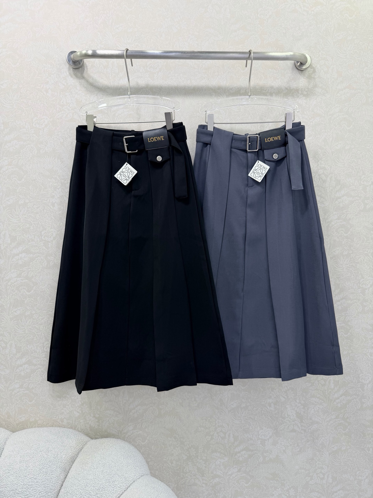 🔥🔥Loew*26早春新款皮表腰带中长款百褶伞状半裙，定制皮标五金 挺括有型，腰间穿孔本布腰带，高级的面