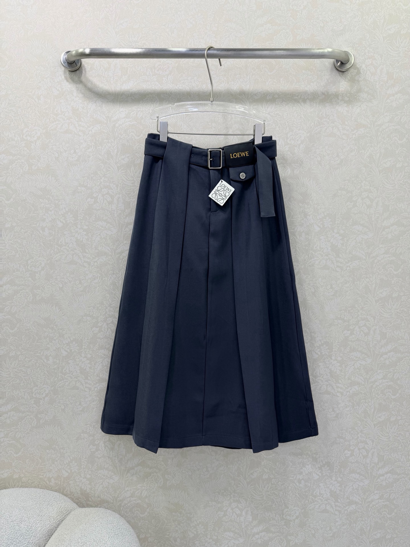 NO:720347,The highest version on the market, the girl will inspect the goods, trim the three marks on the threads, and ship the goods. You can send pictures and take videos. If you want quality or service, please add me on WeChat. We will not accept urgent orders. Loew*26 early spring new leather watch belt, mid-length pleated umbrella skirt, customized leather label hardware  Crisp and stylish, with a perforated fabric belt at the waist. The high-end fabric has its own texture. The metal buckle belt design at the waist is the finishing touch, which not only tightens the waist but also adds a sense of detail. The pleated skirt is smooth and slim. It can be worn with a shirt or sweater to create a neat and elegant commuting style. It is suitable for the workplace. Black smoke gray 2 colors and 4 codes SMLXLB, Loewe-clothing, loewe, loewe, skirts, shirts,19860909市面最高版本小妹验货、修剪线头上三标、发货可发图及拍视频,要品质要服务的加我微信,不接急单. Loew*26早春新款皮表腰带中长款百褶伞状半裙,定制皮标五金 挺括有型,腰间穿孔本布腰带,高级的面料自带质感,腰间的金属扣腰带设计是点睛之笔,既收腰又增加了细节感,百褶的裙摆版型流畅又显瘦,搭衬衫或针织衫都能穿出利落又优雅的通勤范儿,妥妥的职场穿搭天花板.黑色 烟灰 2色4码SMLXLB,罗意威-服装,loewe,loewe,skirts,shirts,,Women's clothing