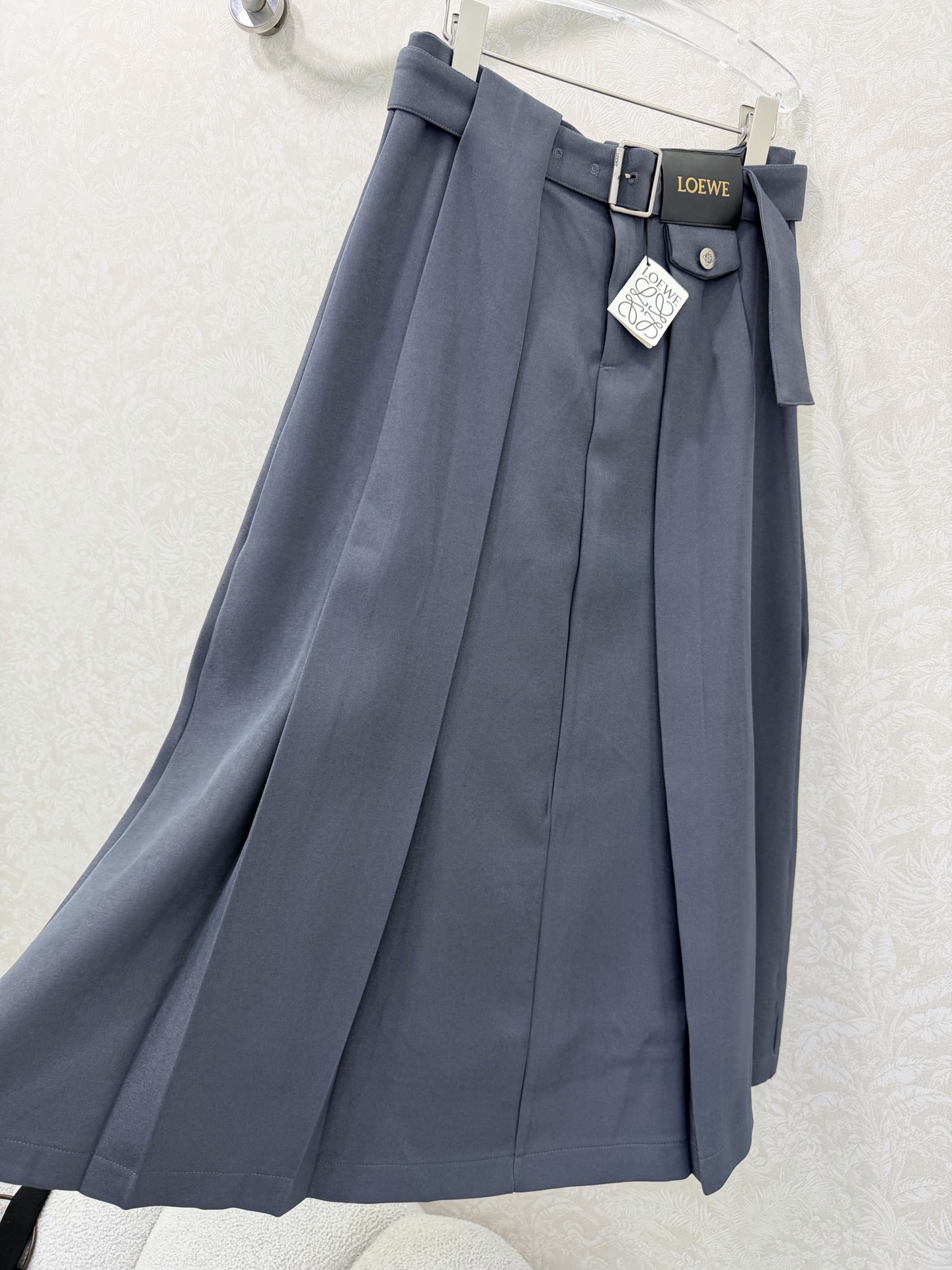 🔥🔥Loew*26早春新款皮表腰带中长款百褶伞状半裙，定制皮标五金 挺括有型，腰间穿孔本布腰带，高级的面