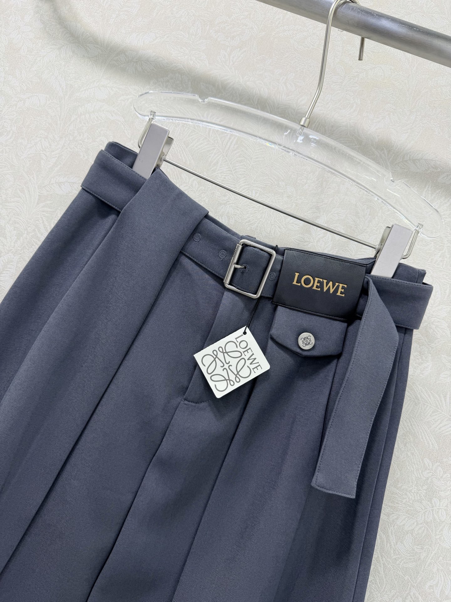 🔥🔥Loew*26早春新款皮表腰带中长款百褶伞状半裙，定制皮标五金 挺括有型，腰间穿孔本布腰带，高级的面