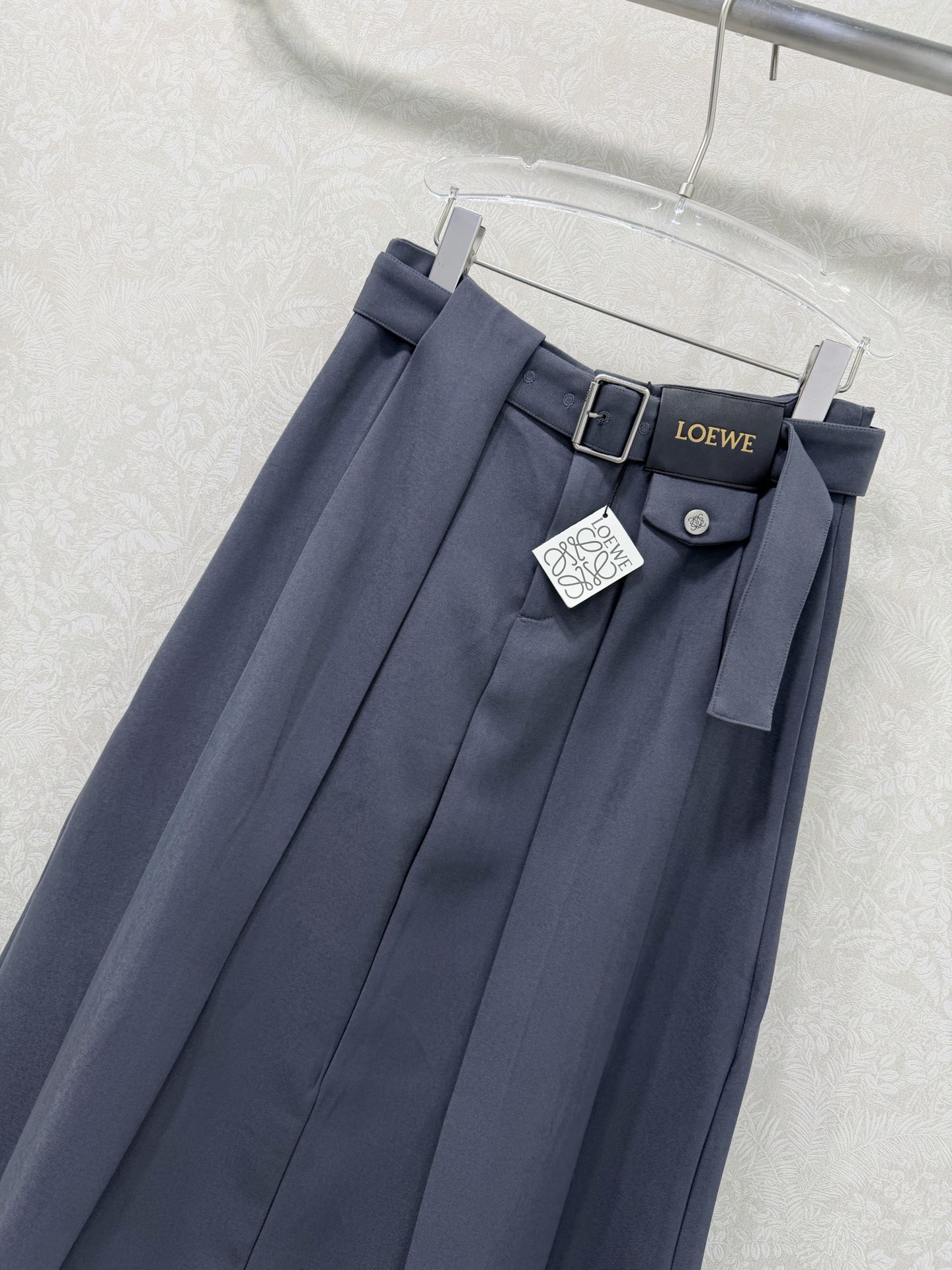 🔥🔥Loew*26早春新款皮表腰带中长款百褶伞状半裙，定制皮标五金 挺括有型，腰间穿孔本布腰带，高级的面